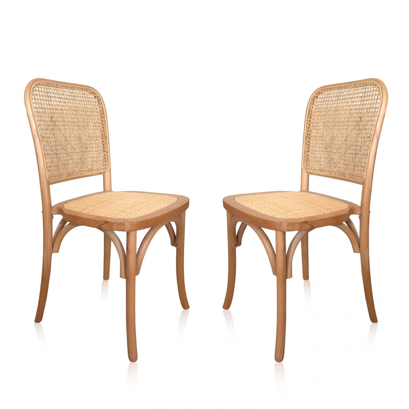 Dos sillas de madera con asientos y respaldos de ratán sobre fondo blanco.