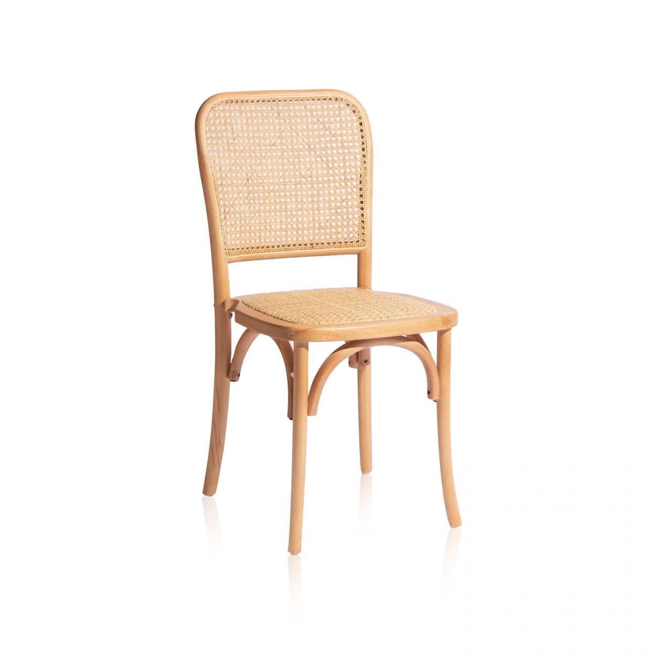 Una silla de madera clara con asiento y respaldo de mimbre.