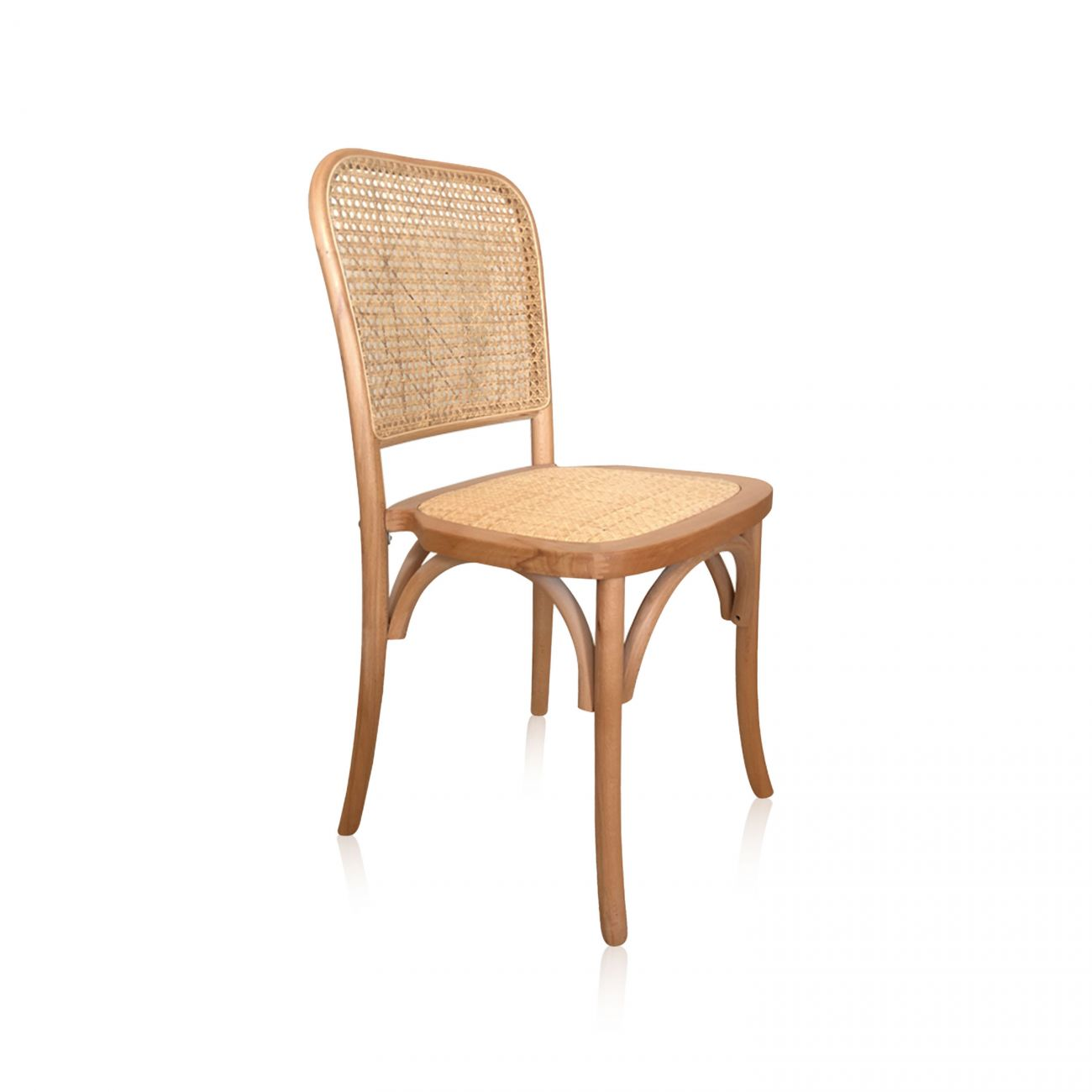 Una silla de madera con respaldo y asiento de ratán tejido.