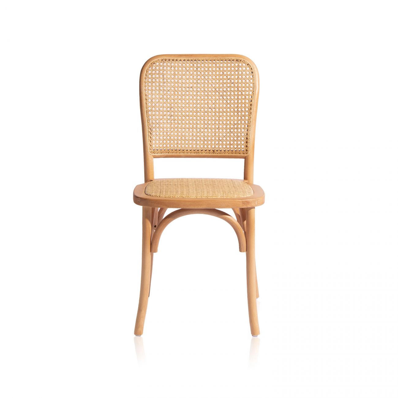 Una silla de madera con respaldo y asiento de mimbre.