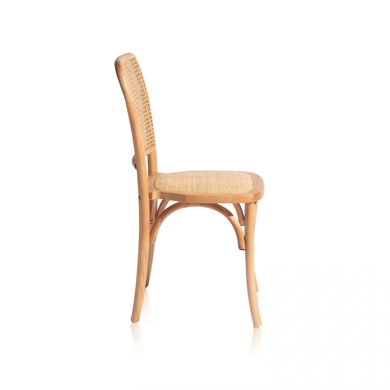 Una silla de madera con asiento y respaldo de mimbre sobre fondo blanco.