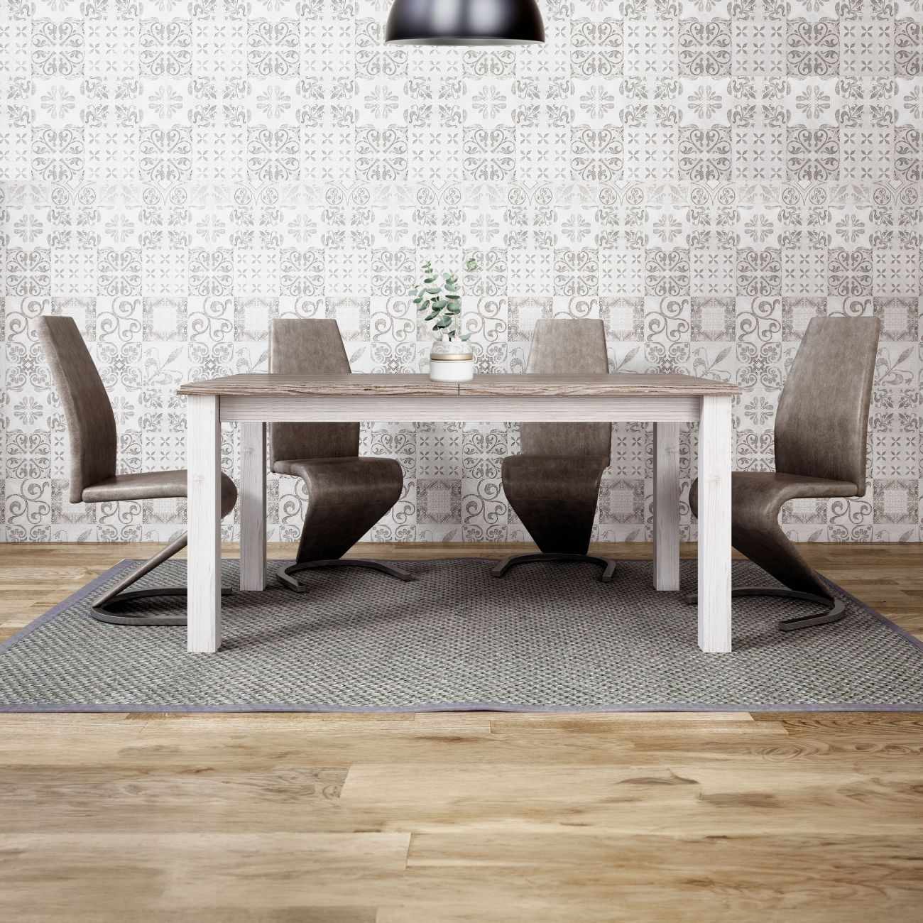 Una mesa de comedor con cuatro sillas sobre una alfombra frente a una pared estampada.