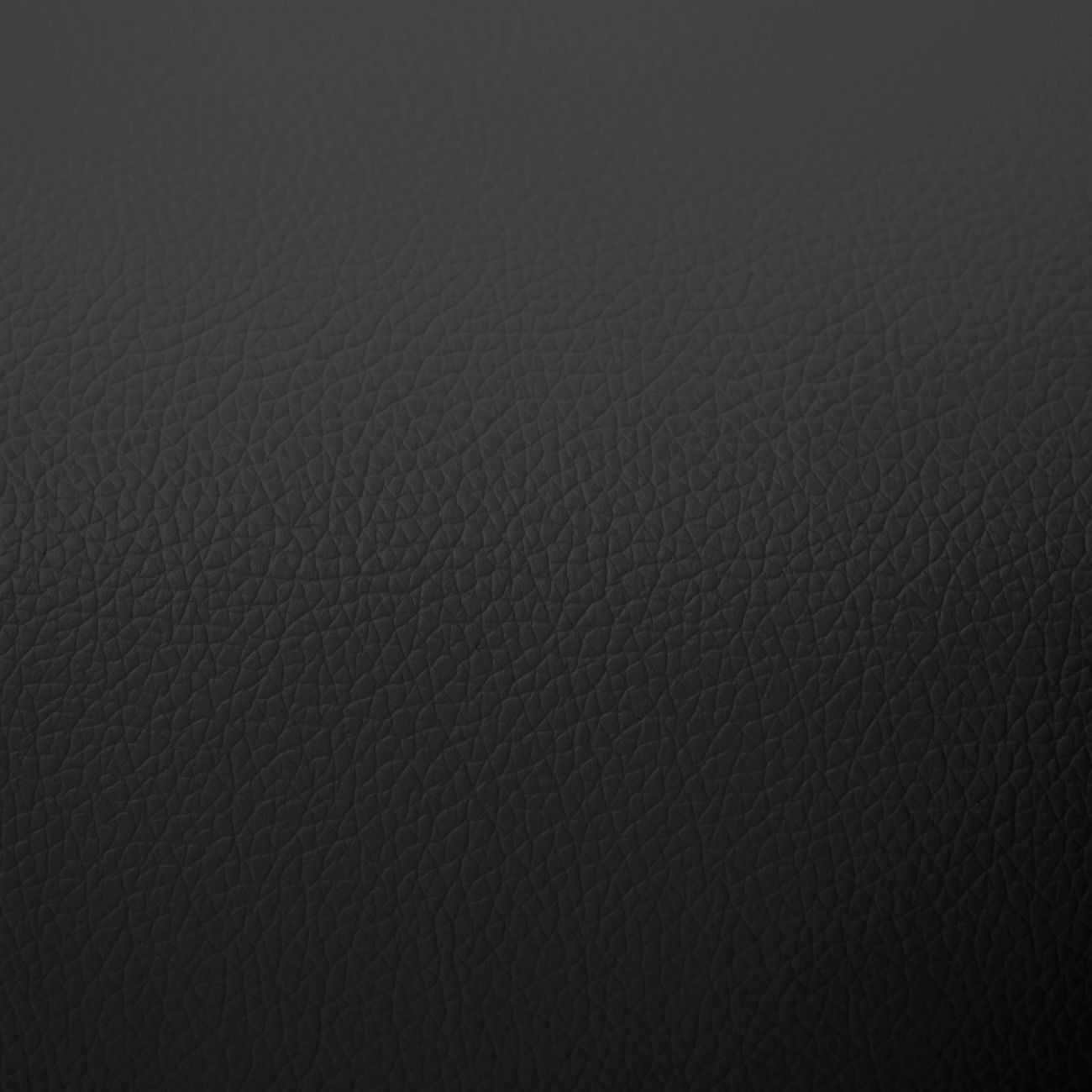 Una vista de cerca de cuero negro con una textura detallada.