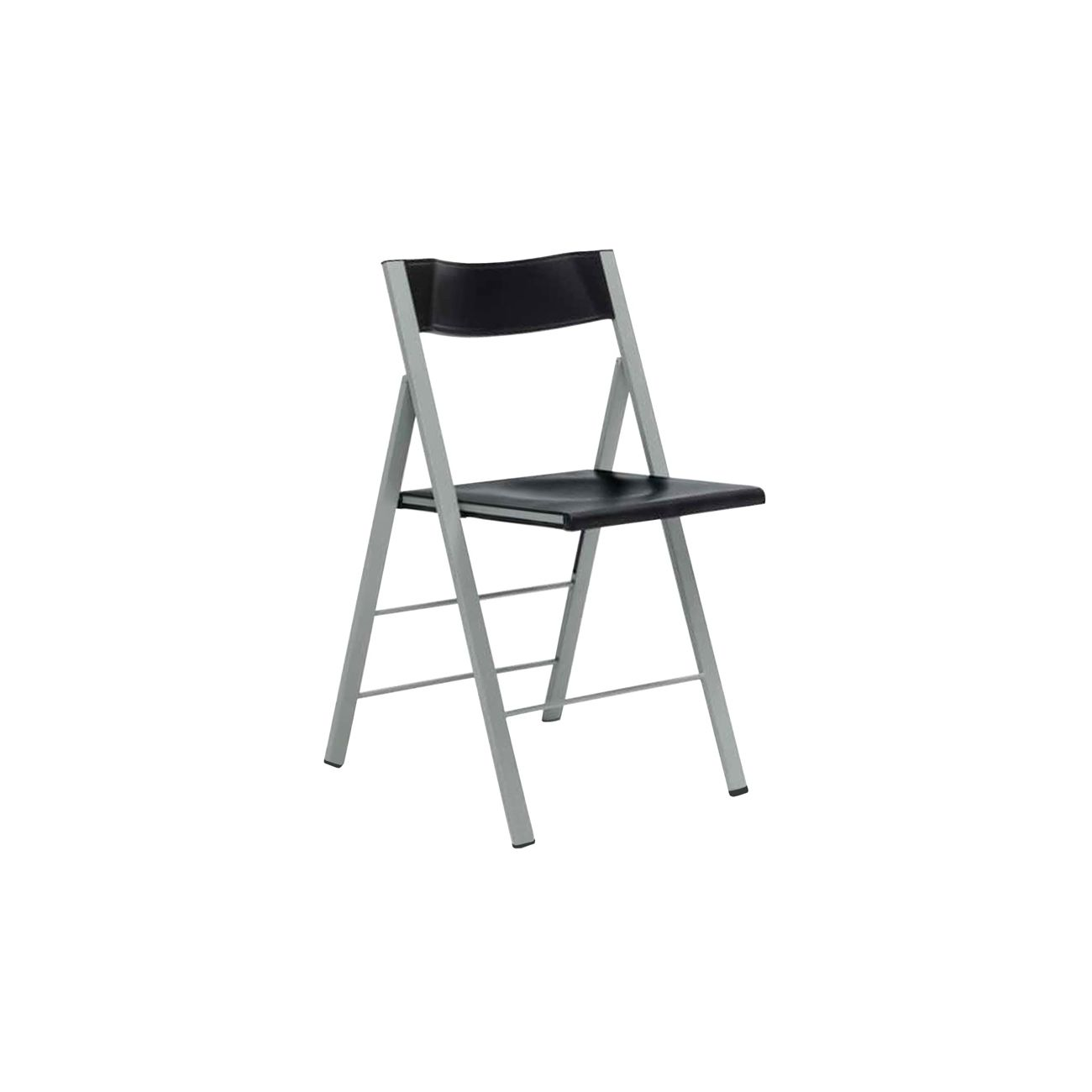 Una silla plegable negra con marco de metal plateado sobre fondo blanco.