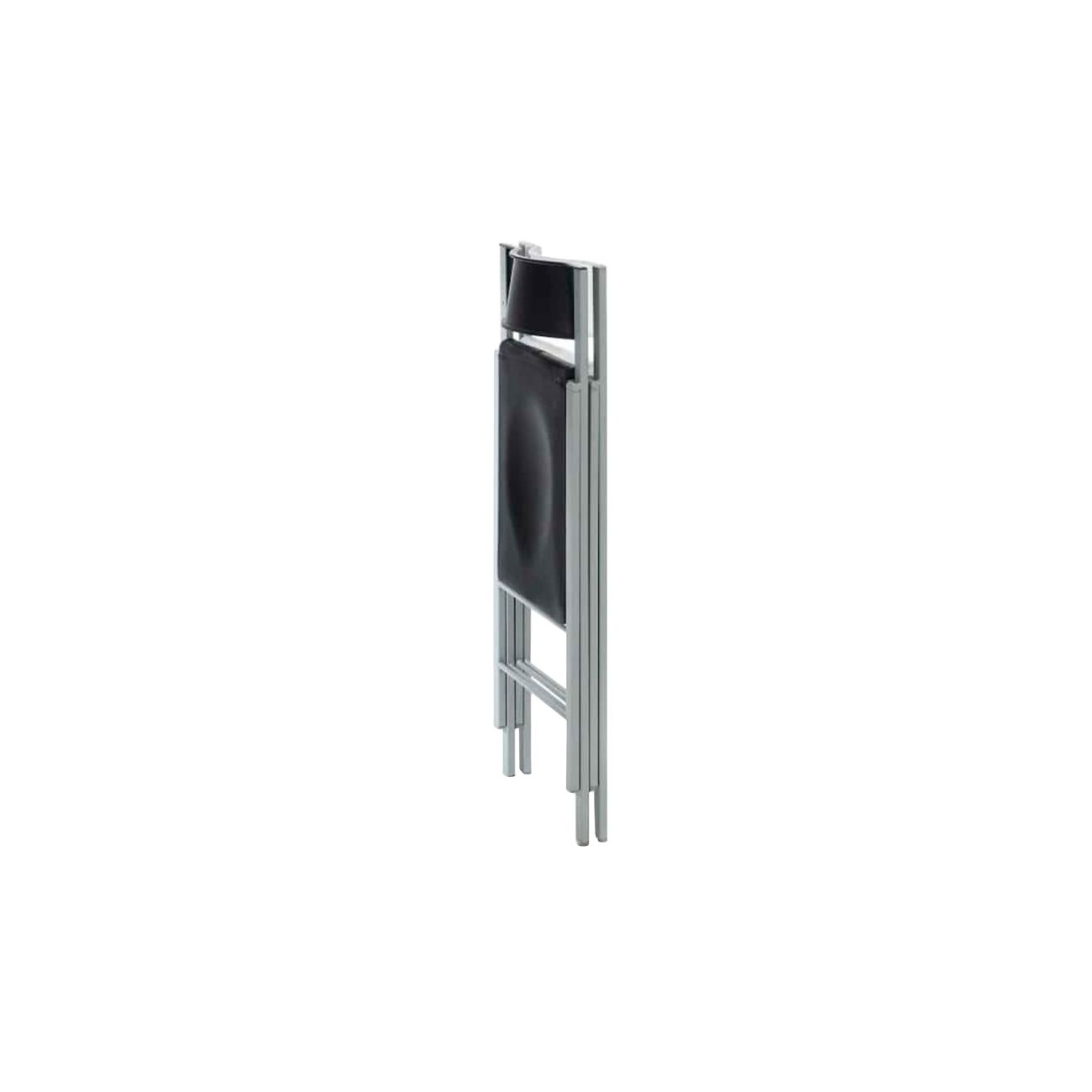Una silla negra plegada con marco plateado sobre fondo blanco.