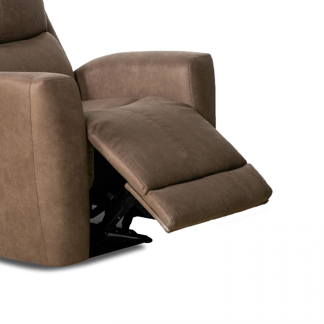 Un sillón reclinable marrón con el reposapiés extendido sobre fondo blanco.