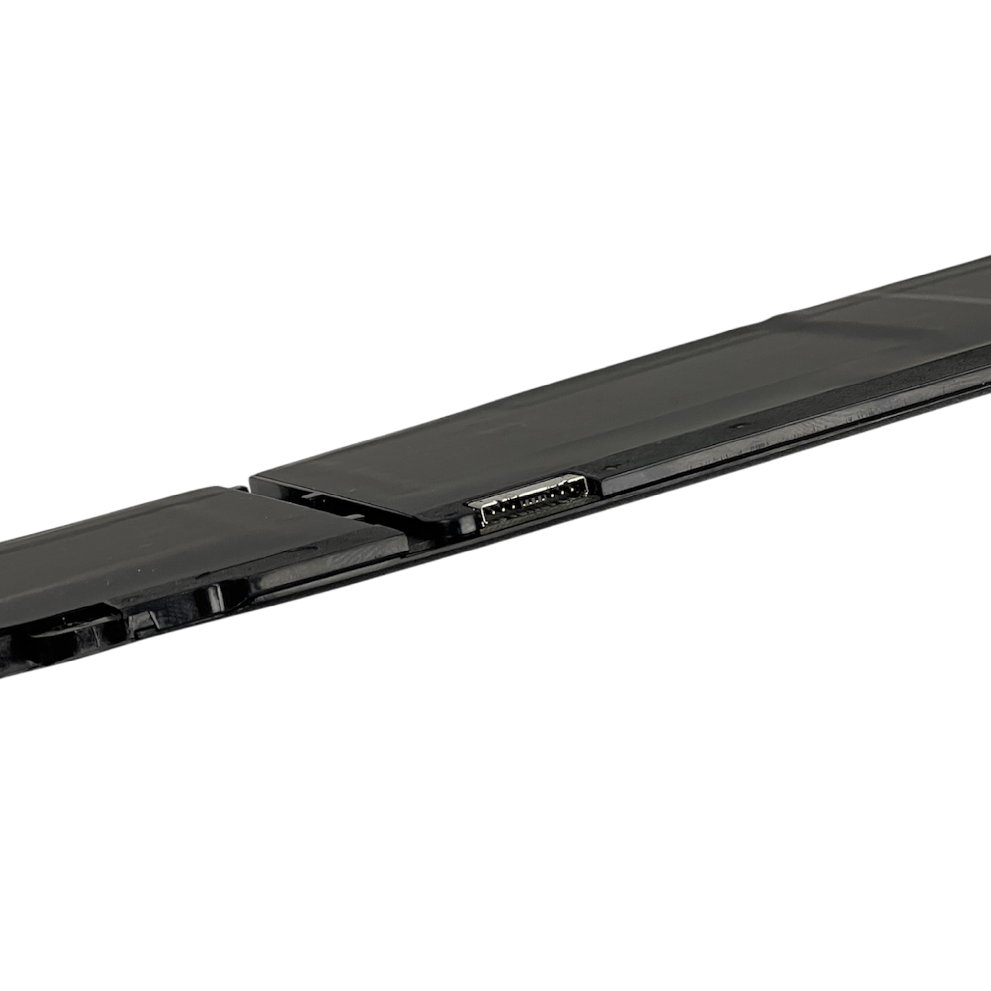 Czarny, prostokątny element ze srebrnym złączem i pinami.