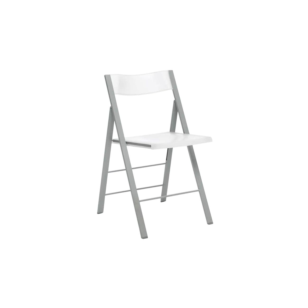 Una silla plegable blanca con marco de metal gris está aislada.