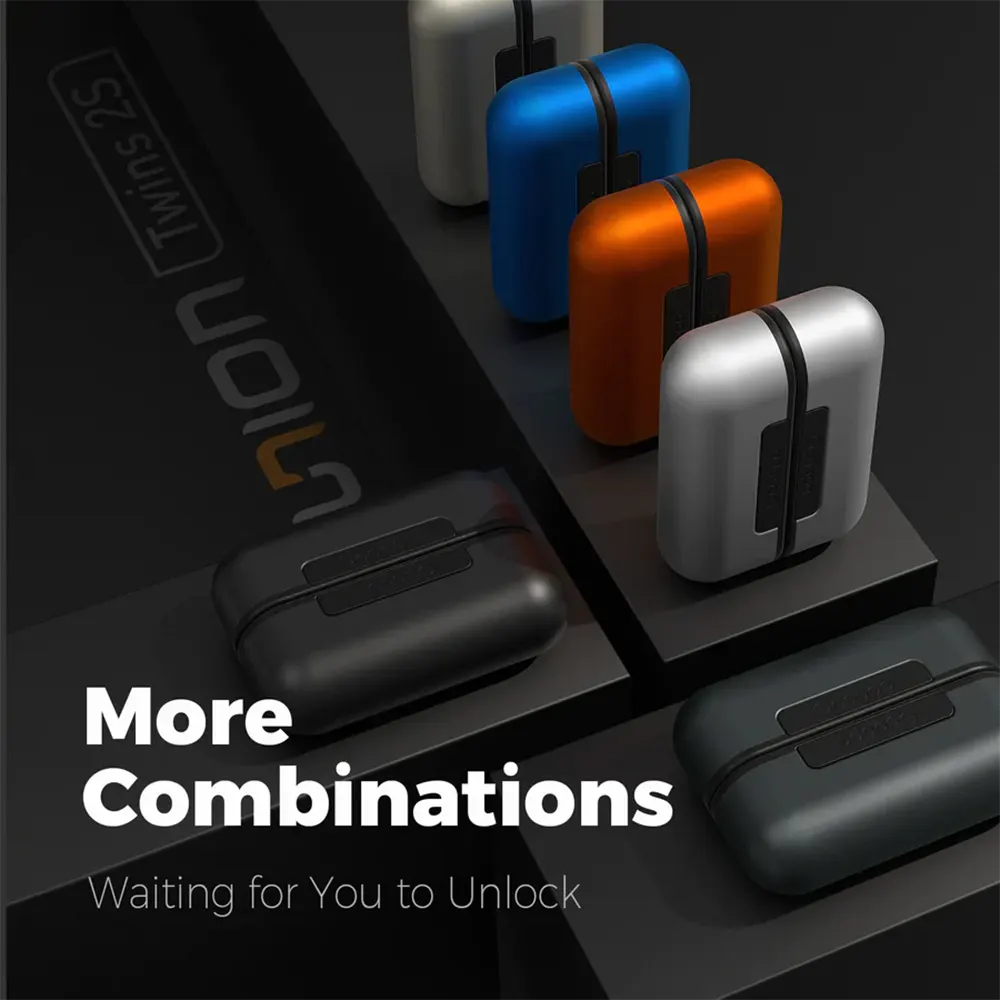 Pięć etui ładujących do słuchawek w różnych kolorach na ciemnym tle.