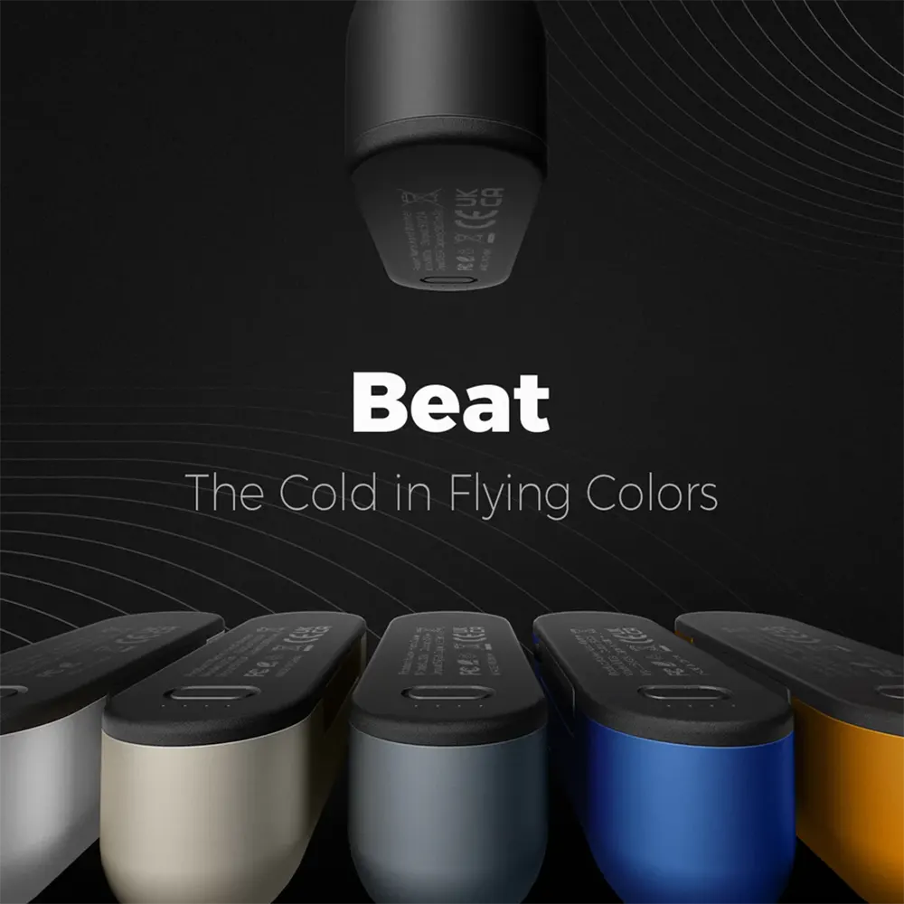 Czarny pączek nad kolorowymi etui ładującymi: biały, beżowy, szary, niebieski, żółty.