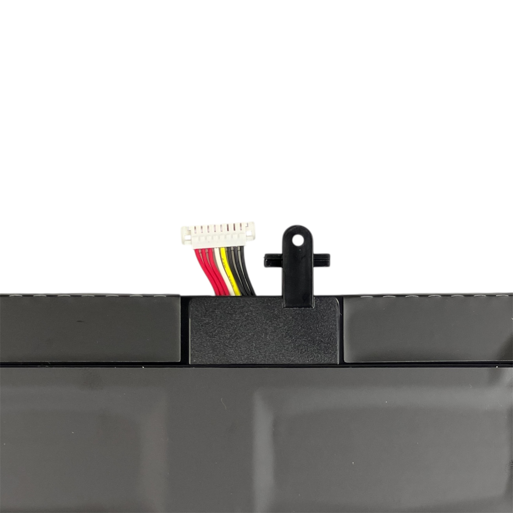 Zbliżenie kabla złącza baterii z czerwonymi, białymi, żółtymi i czarnymi przewodami.