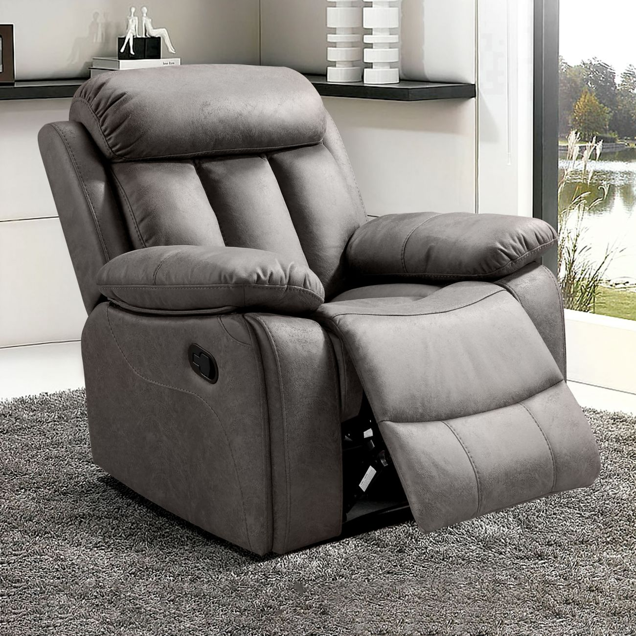 Un sillón reclinable gris con reposapiés, sobre una alfombra.