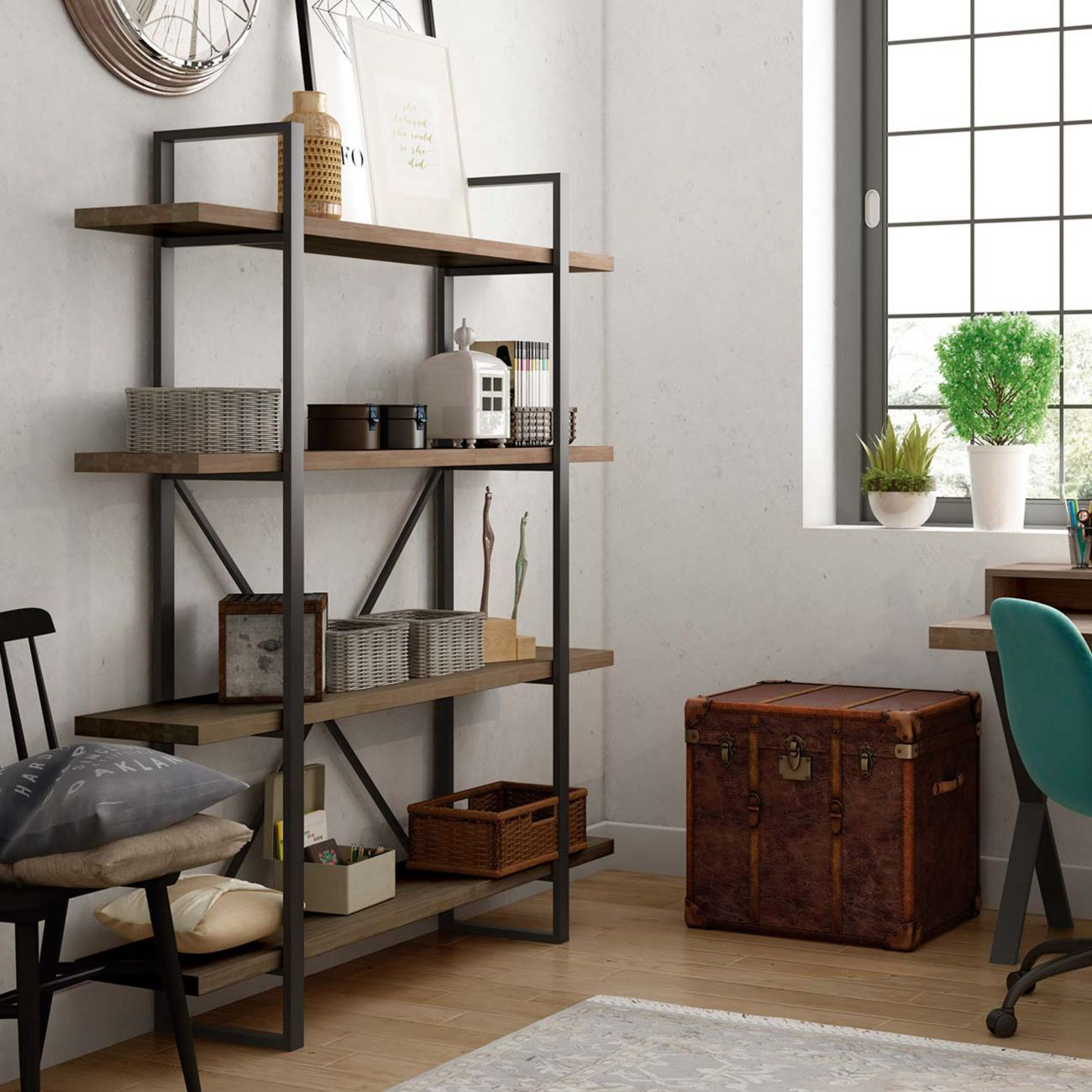Estantería con decoración, silla y baúl.