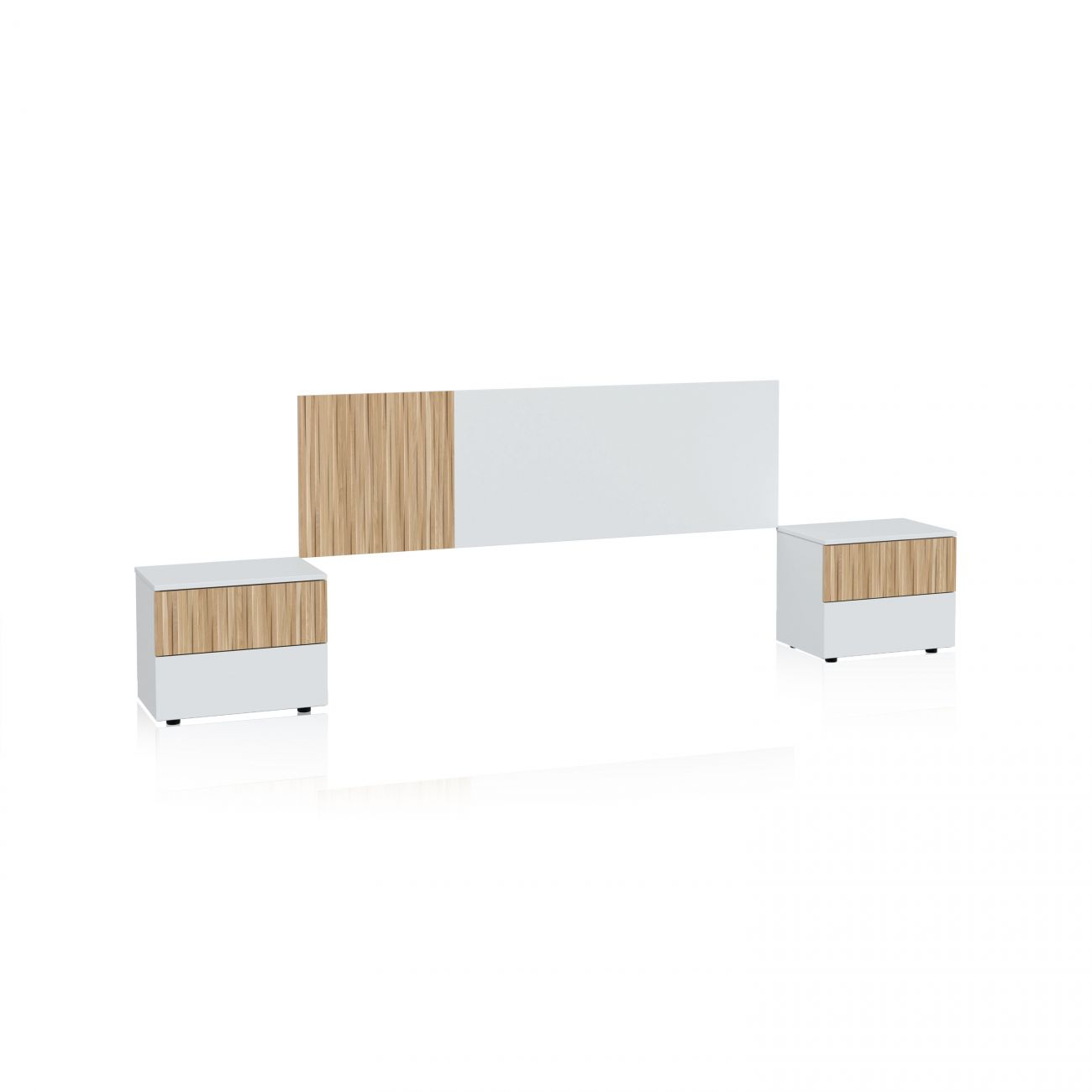 Un cabecero blanco con detalles de madera y dos mesitas.
