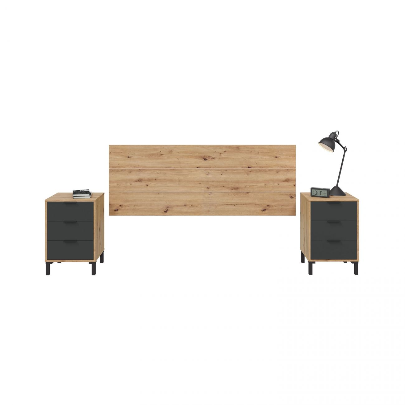 Respaldo de madera con dos mesitas de noche, lámpara y despertador.
