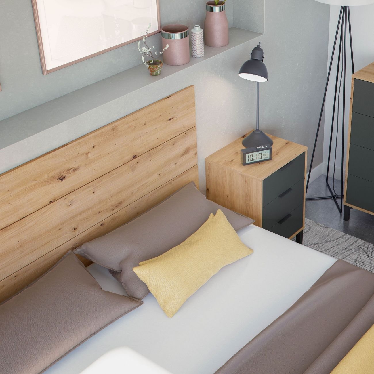 Un dormitorio moderno con cabecero de madera, mesita y lámpara.
