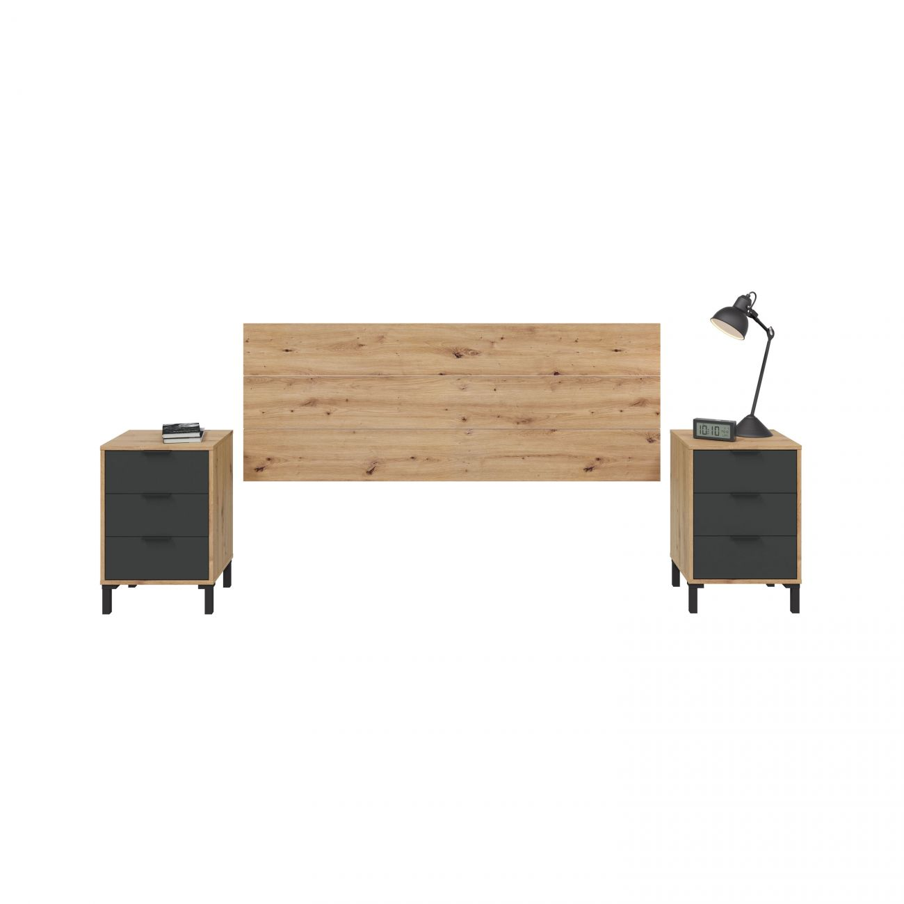 Respaldo de madera con dos mesitas de noche, una con lámpara y despertador.