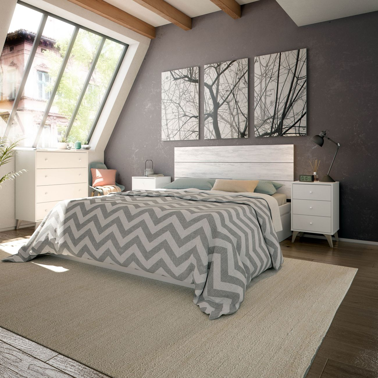 Acogedor dormitorio con ventana grande, cama con manta gris de espiga, cómoda blanca y mesita de noche.