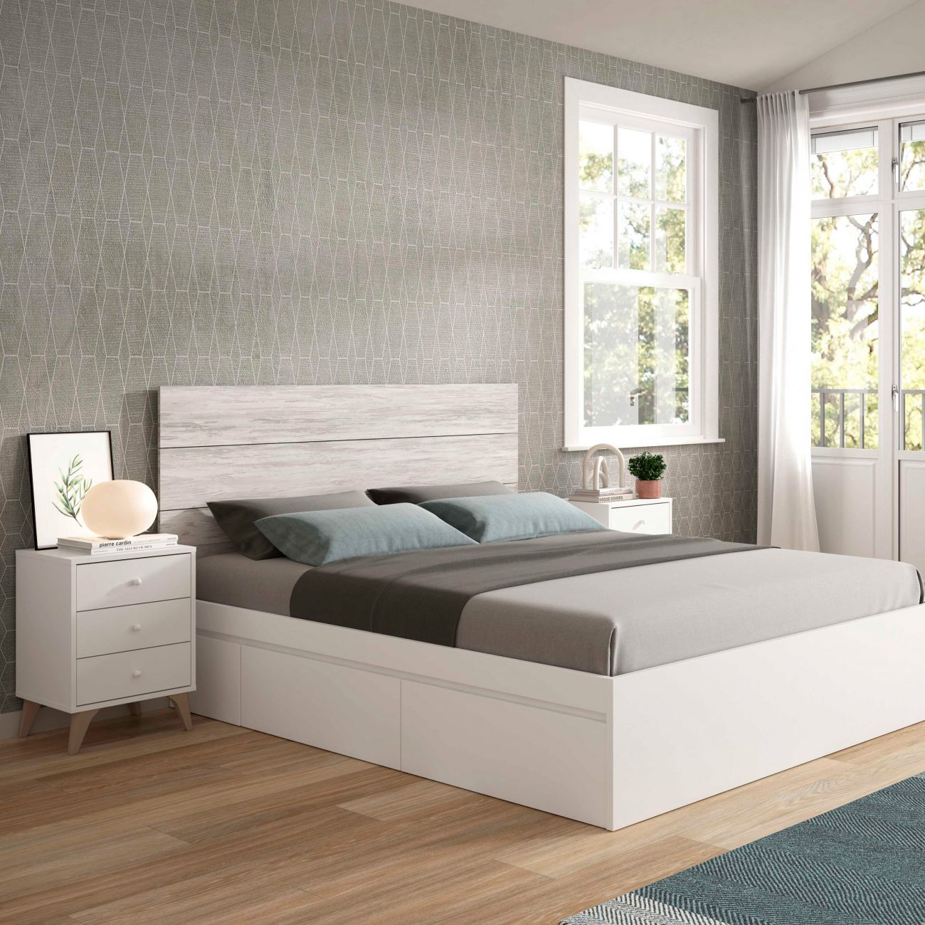 Dormitorio moderno con cama blanca, papel tapiz gris y ventanas.