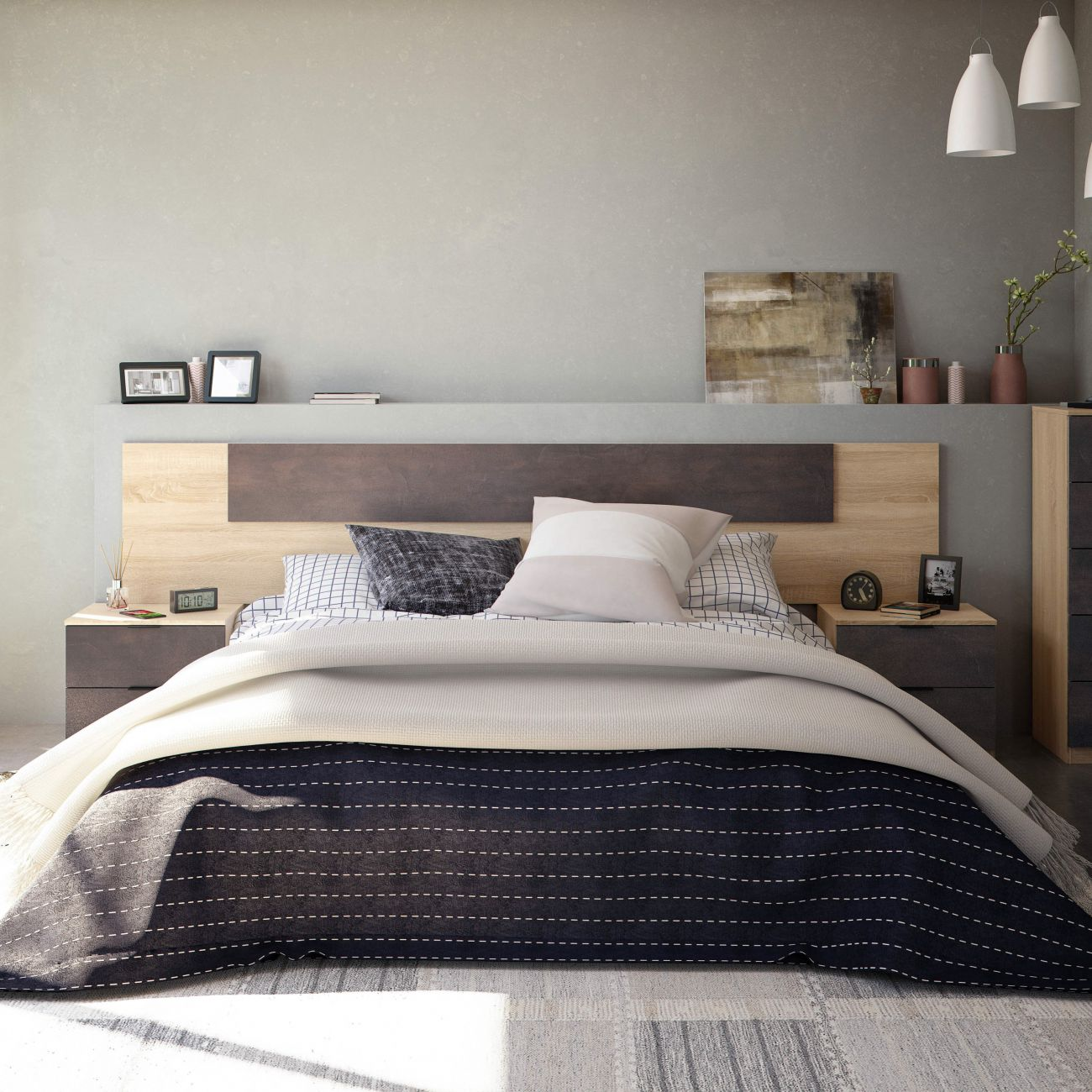 Un dormitorio acogedor con cama de madera, edredón oscuro y almohadas.