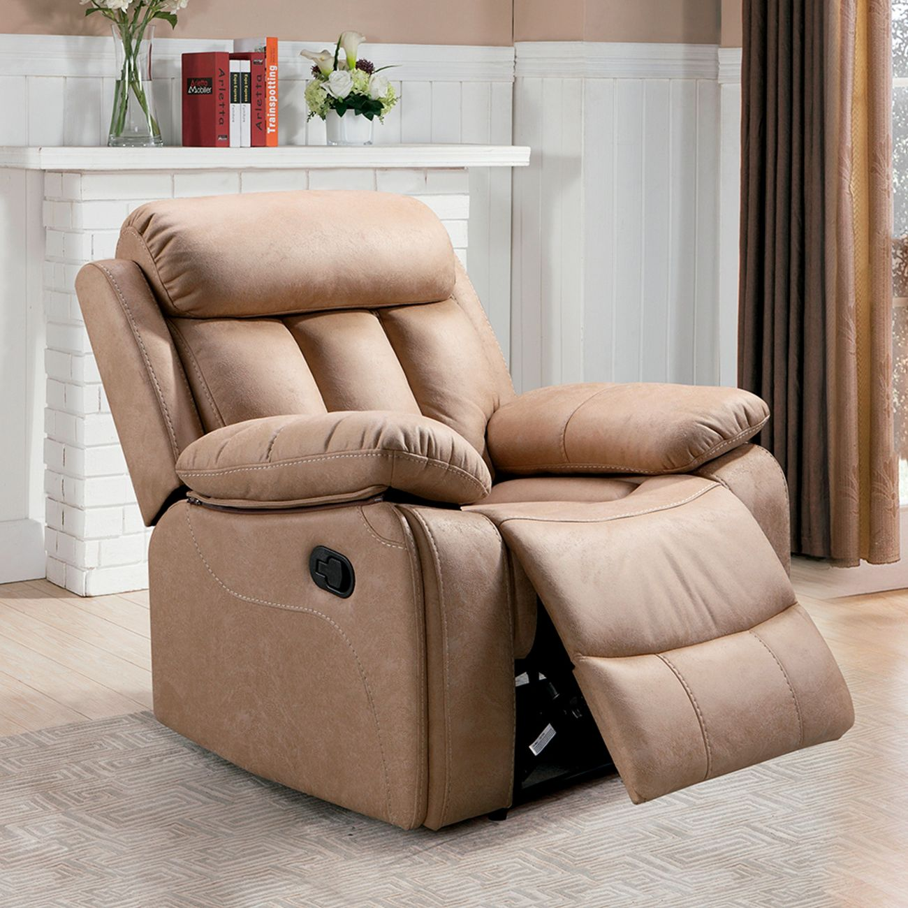 Un sillón reclinable beige con reposapiés extendido, sobre una alfombra.