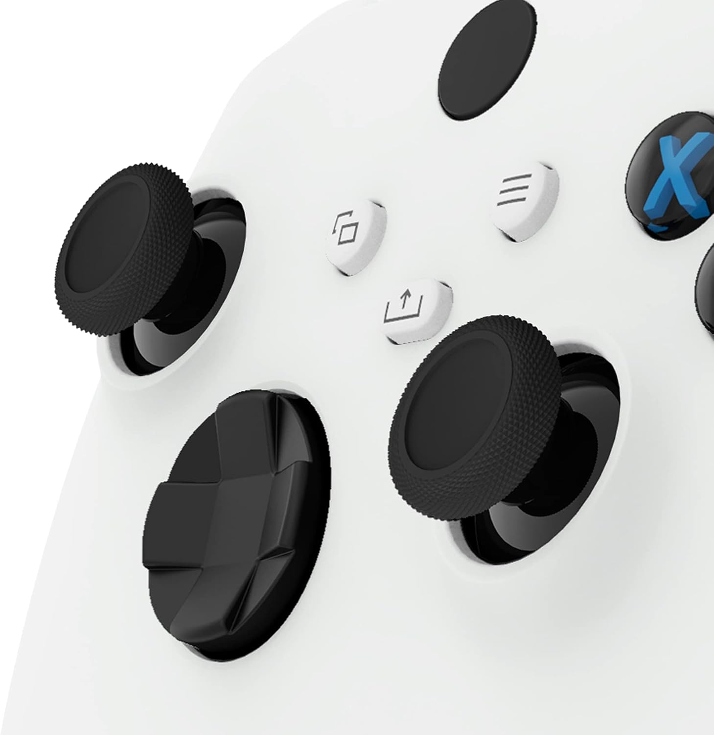 Weiße Spielkonsole mit schwarzen Joysticks und Knöpfen, einschließlich eines blauen X-Knopfes.