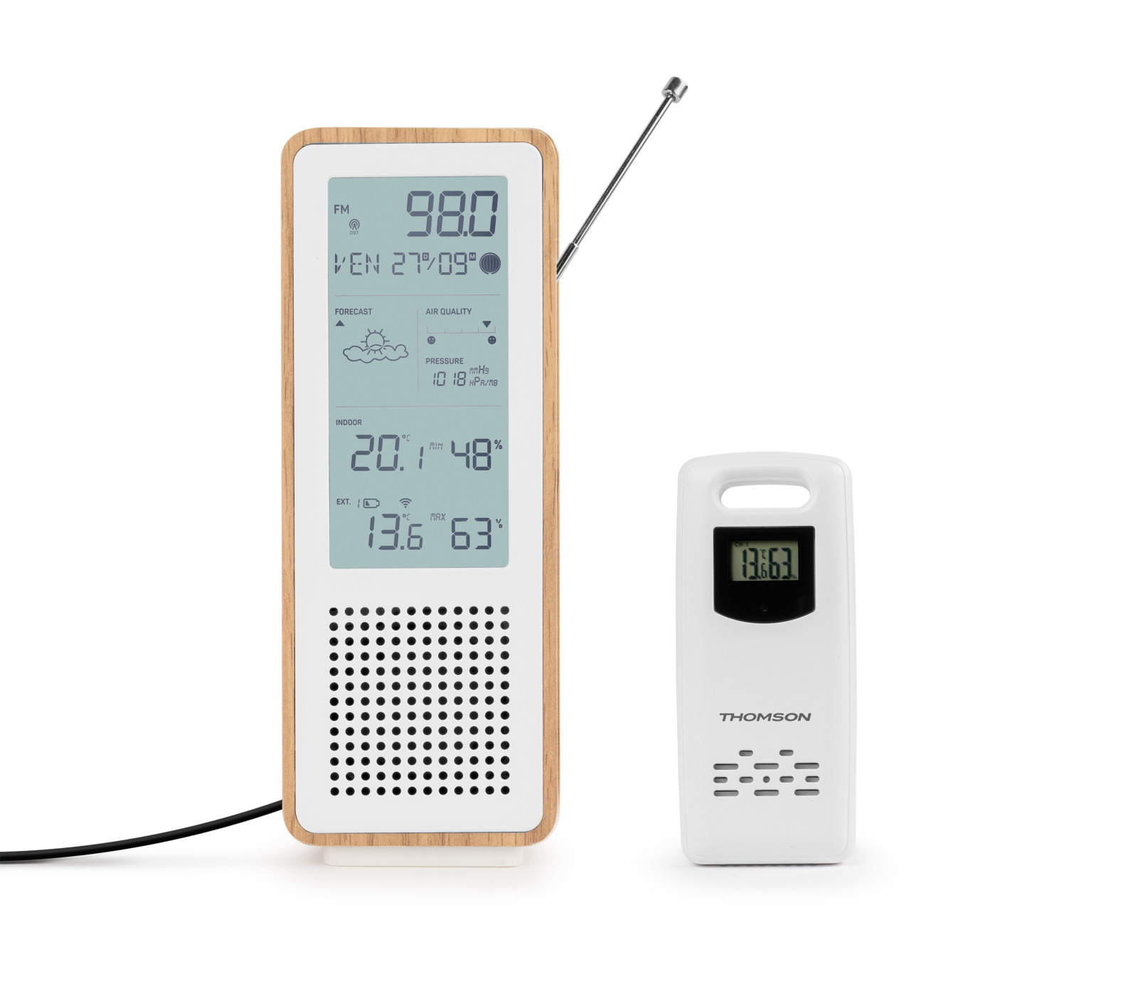 Stacja pogodowa w drewnianej ramie z cyfrowym wyświetlaczem i osobnym białym czujnikiem.