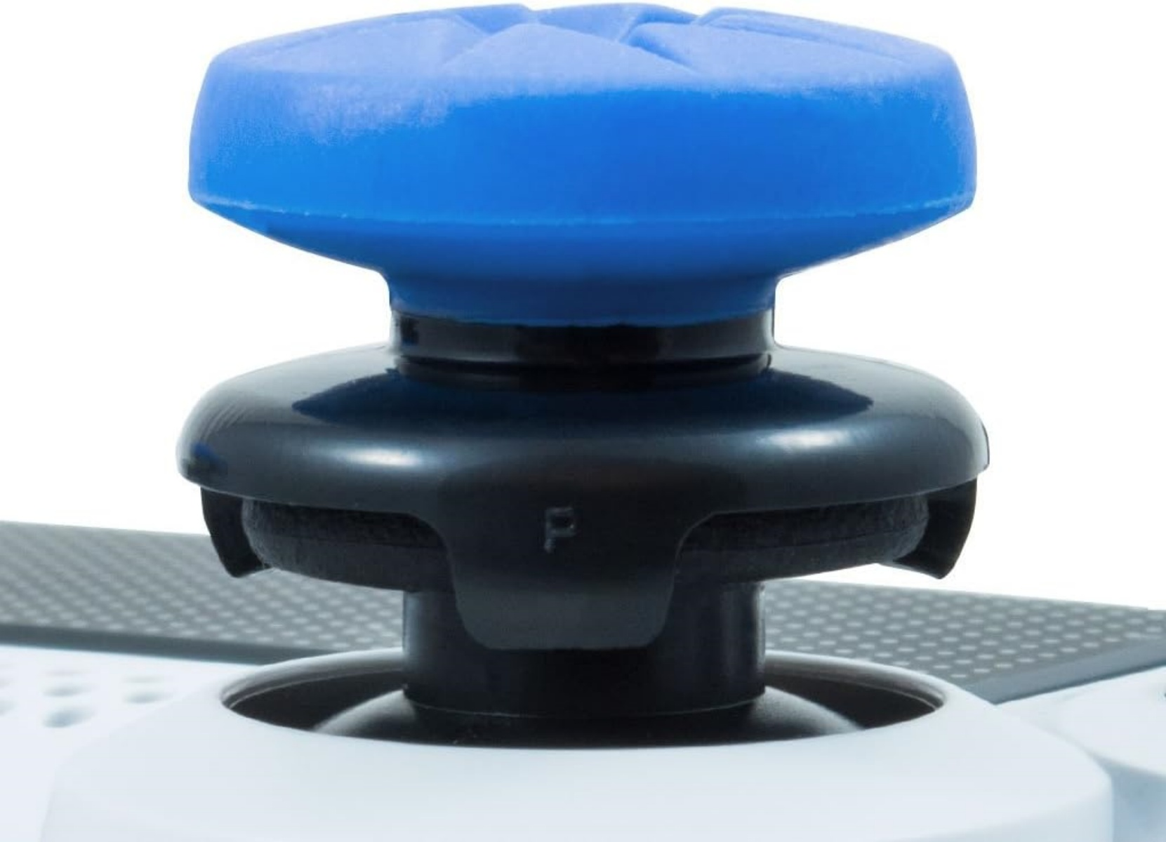 Nahaufnahme eines blauen Joystick-Aufsatzes auf einem schwarzen Steuerelement eines weißen Controllers.