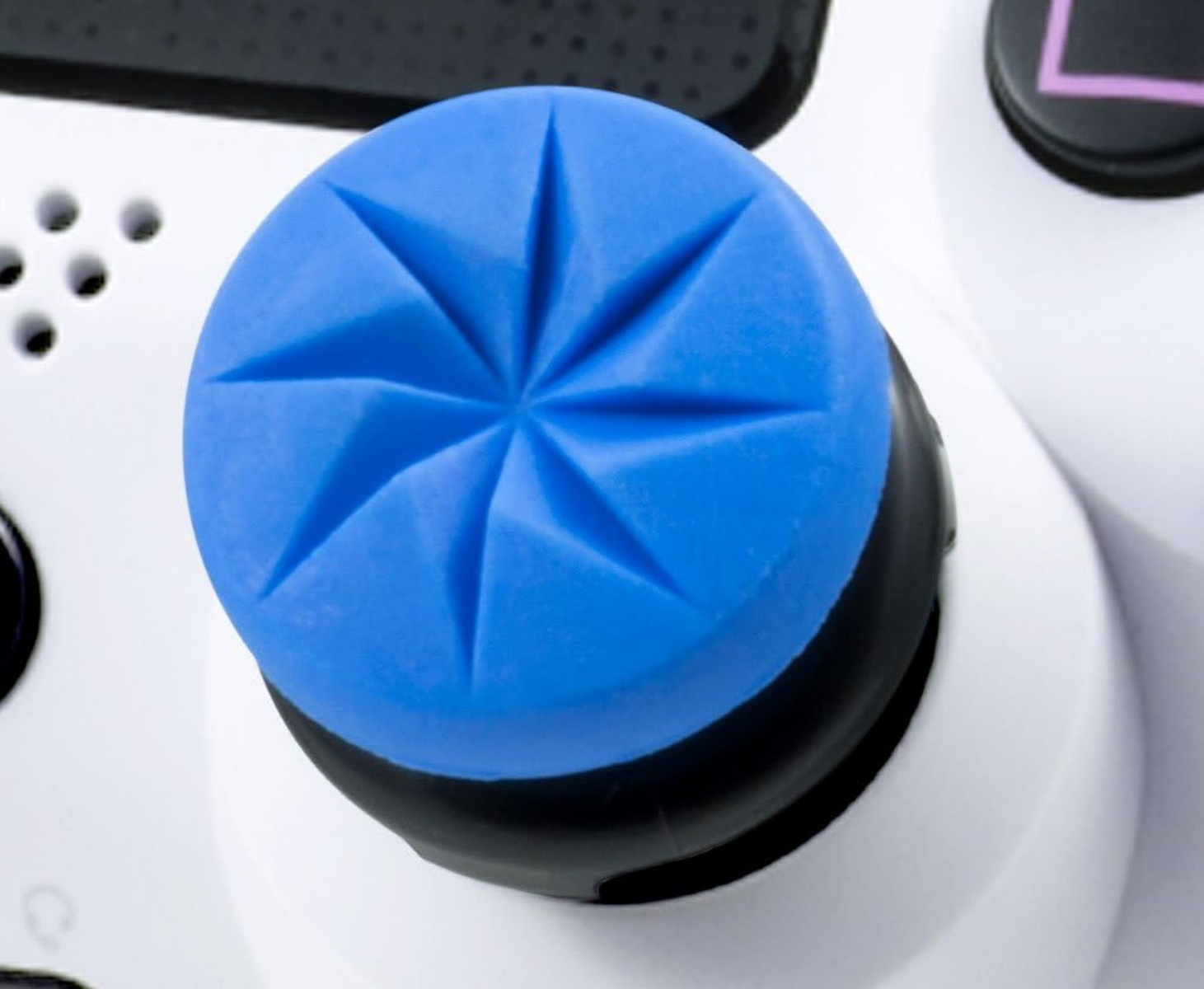 Blauer Joystick-Aufsatz mit Sternmuster auf weißem Controller.