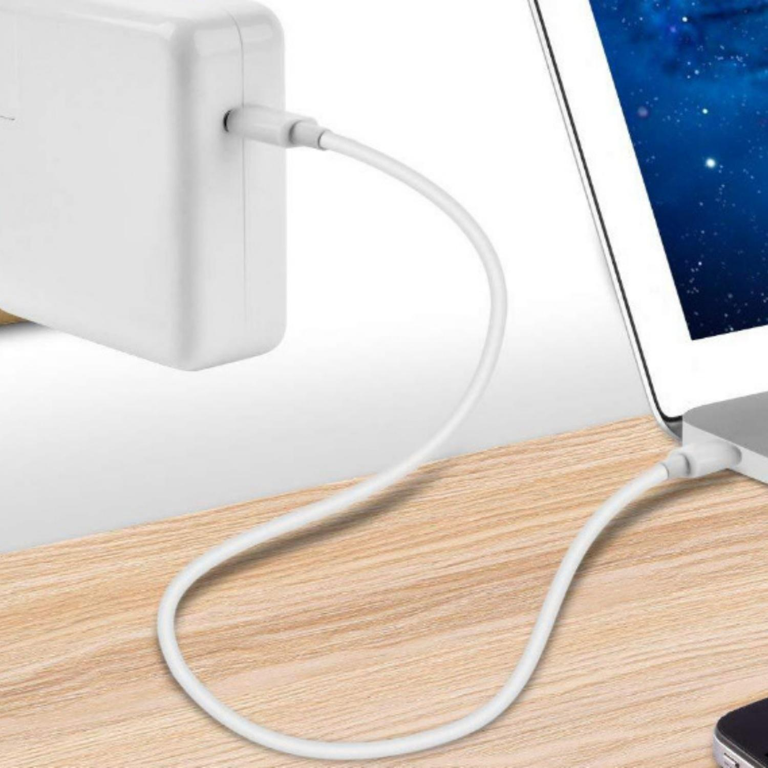 Ein weißes Ladegerät ist über ein Kabel mit einem Laptop verbunden.