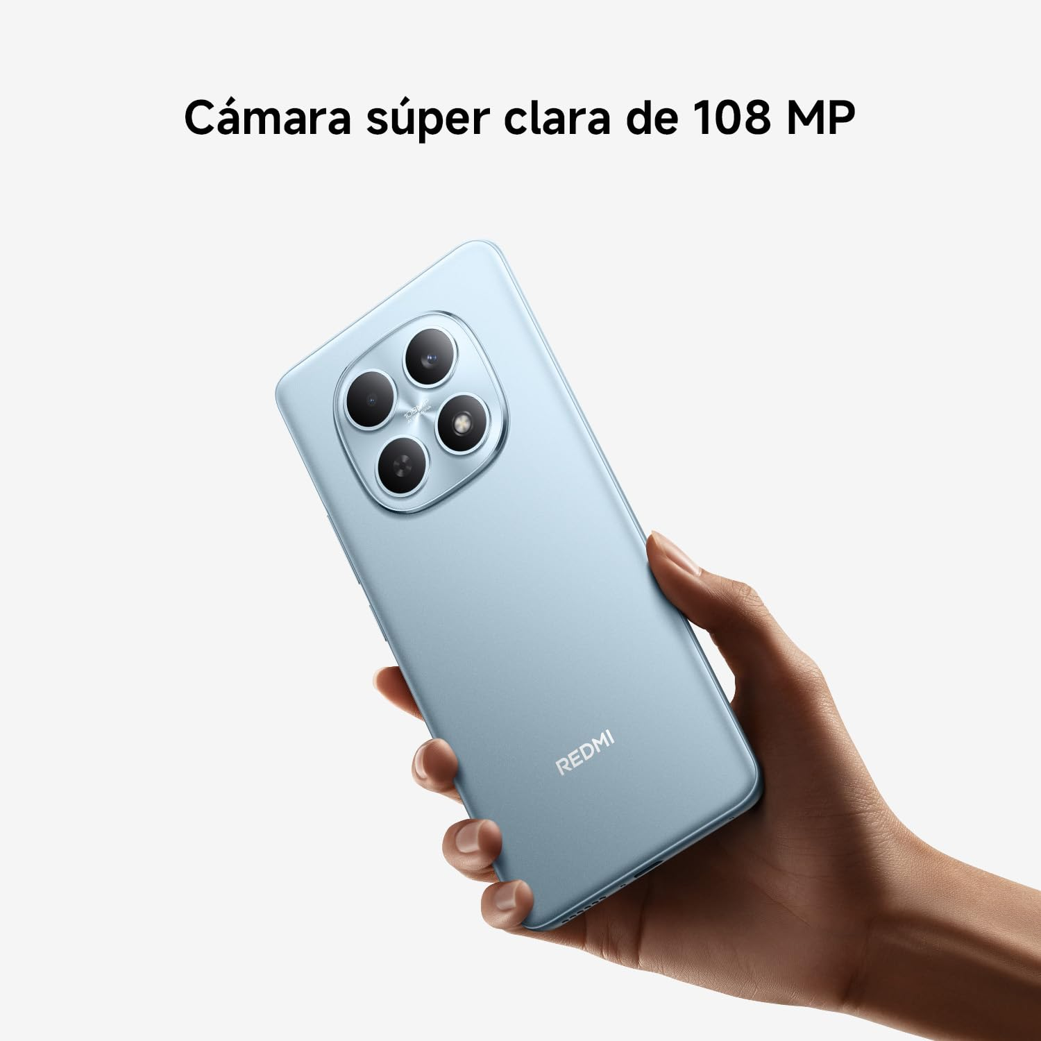 Una mano sostiene un smartphone azul claro con cámara de 108 MP.