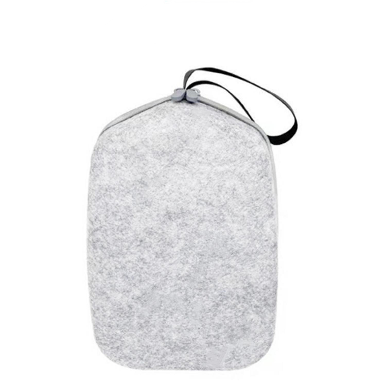 Graue Filztasche mit schwarzem Griff und Reißverschluss, auf weißem Hintergrund.