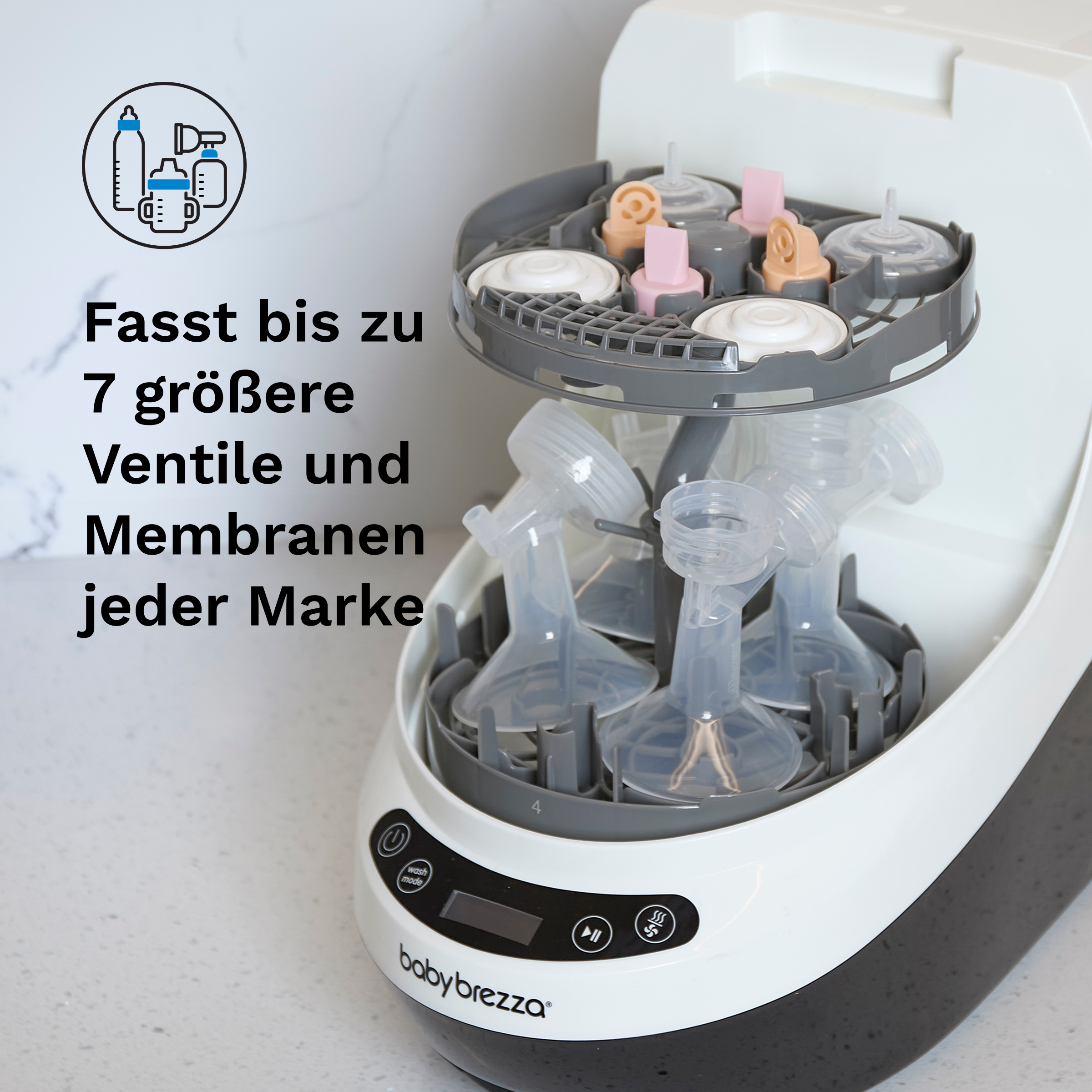 Ein Babyflaschensterilisator mit Babyflaschen und Milchpumpenteilen im Inneren.