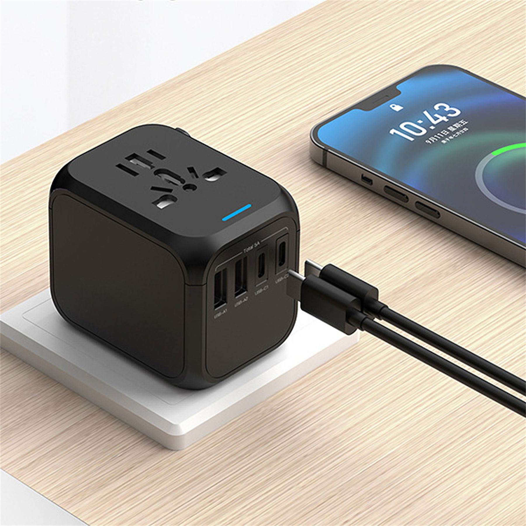 Schwarzer Reiseadapter mit USB-Anschlüssen, lädt ein Smartphone auf einem Holztisch.