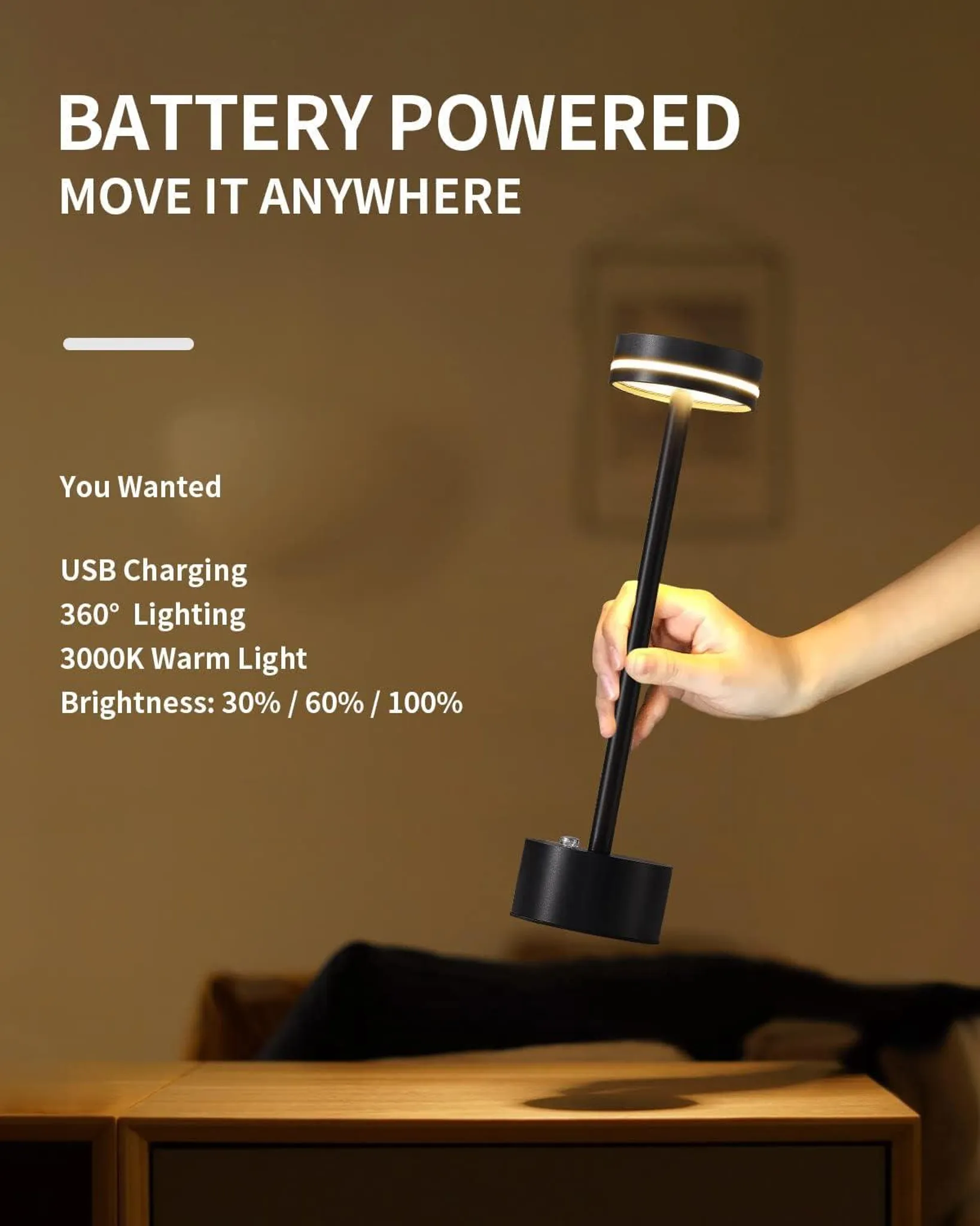 Eine Hand hält eine schwarze, batteriebetriebene Schreibtischlampe mit warmem Licht.
