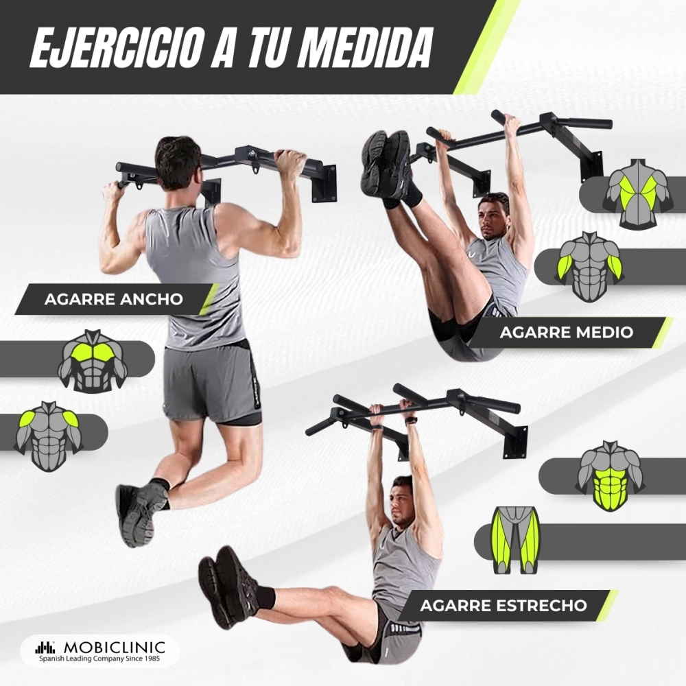 Tres hombres se ejercitan en una barra de dominadas con diferentes agarres, mostrando grupos musculares.