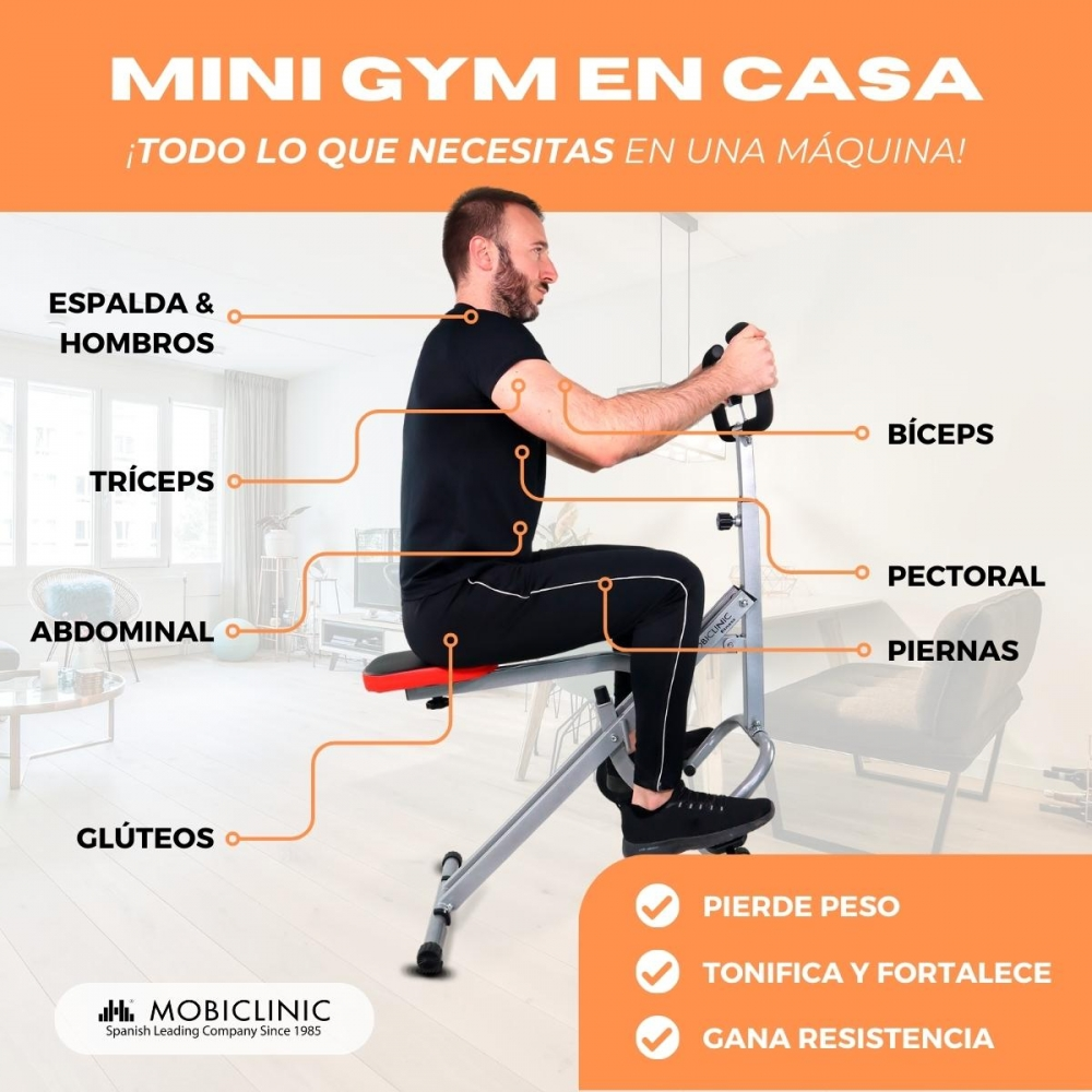 Hombre se ejercita en máquina de gimnasio en casa, resaltando músculos.