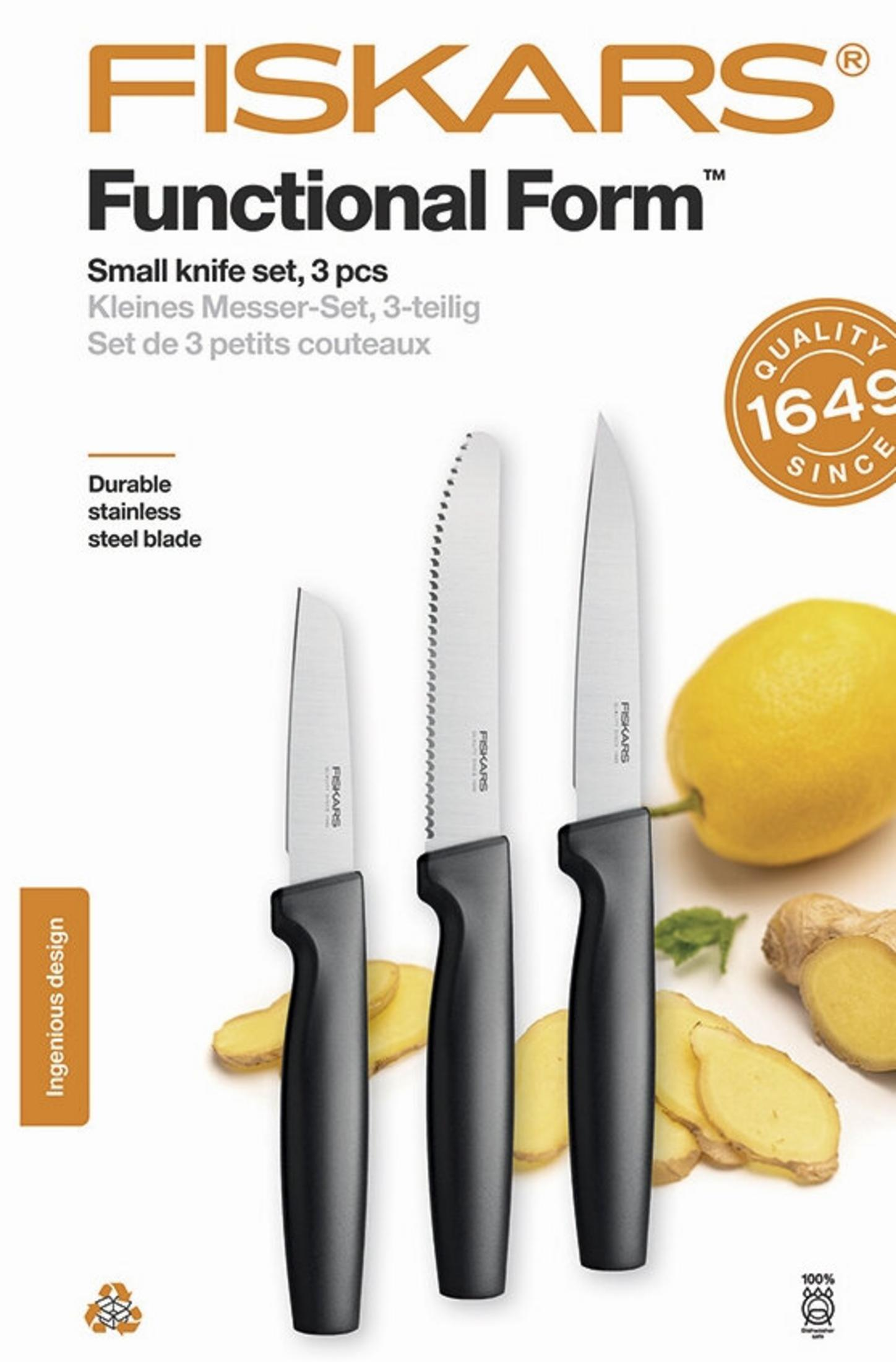Zestaw noży Fiskars z trzema ostrzami, obok cytryny i imbiru.