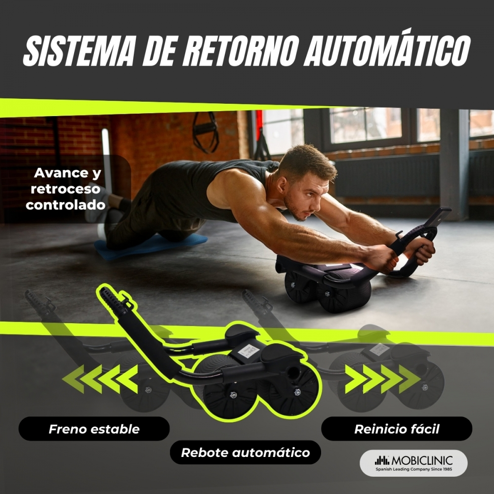 Hombre hace ejercicio con rueda abdominal en gimnasio. Sistema de retorno.
