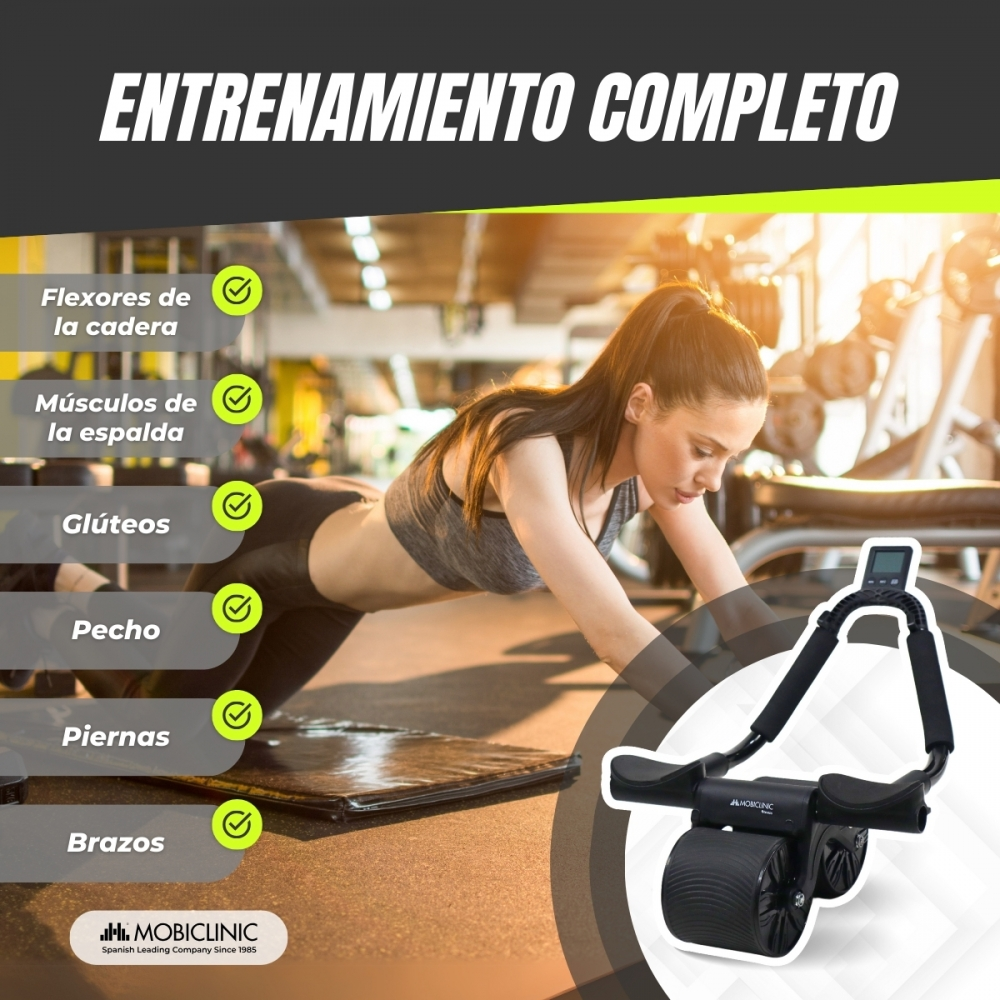 Mujer haciendo plancha con rodillo abdominal en gimnasio. Lista de grupos musculares.