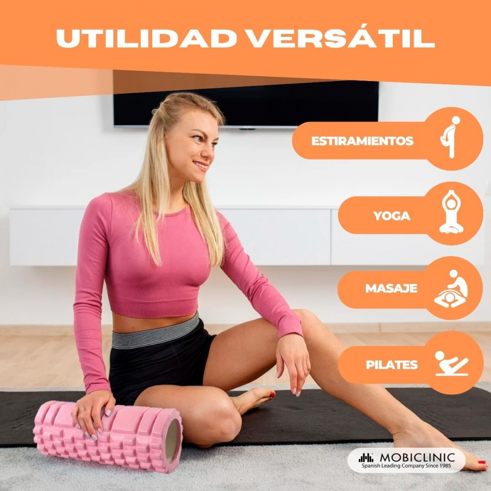 Mujer sentada en esterilla con rodillo de espuma rosa. Iconos muestran yoga, estiramientos, masaje, Pilates.