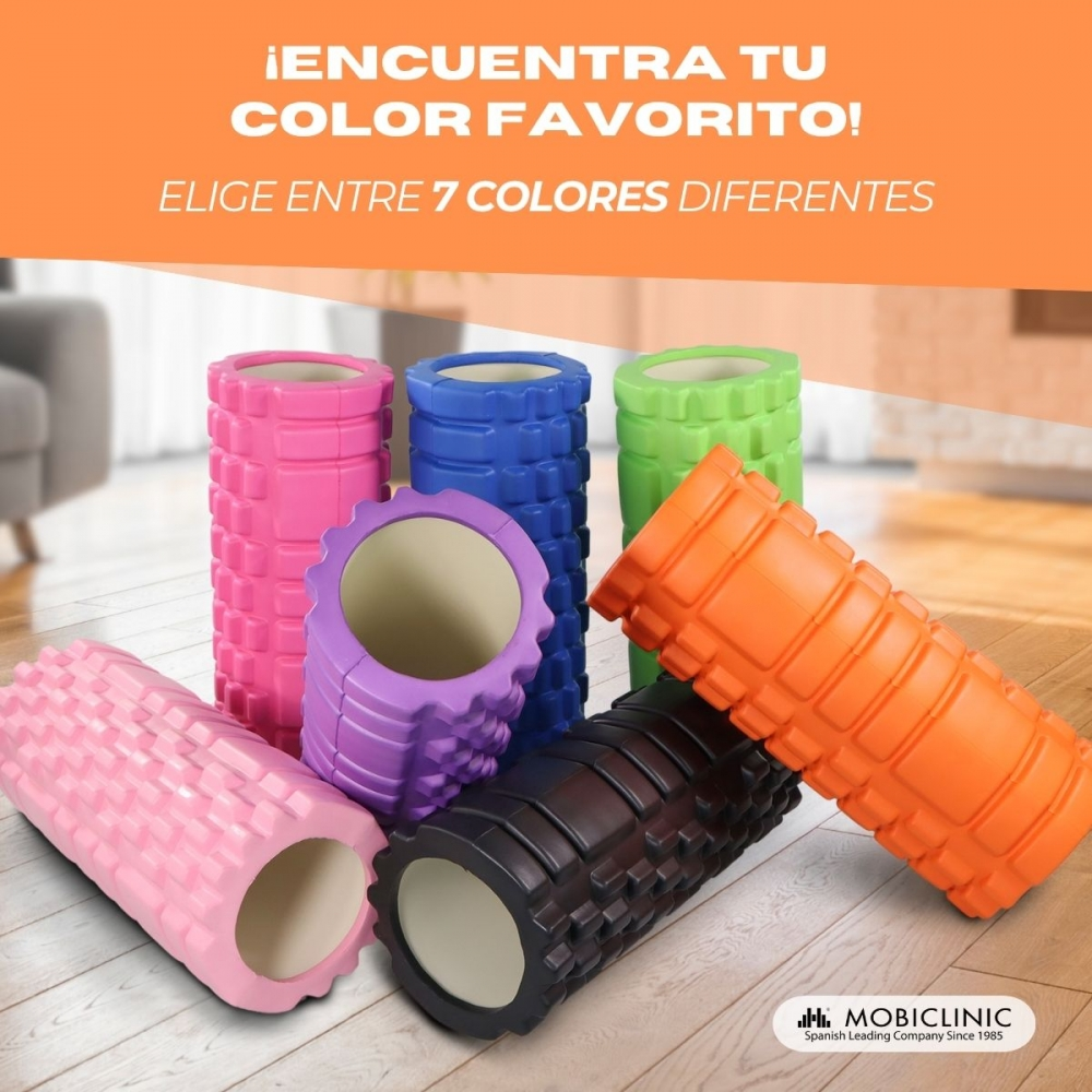 Rodillos de espuma de colores en varios tonos yacen sobre un suelo de madera.