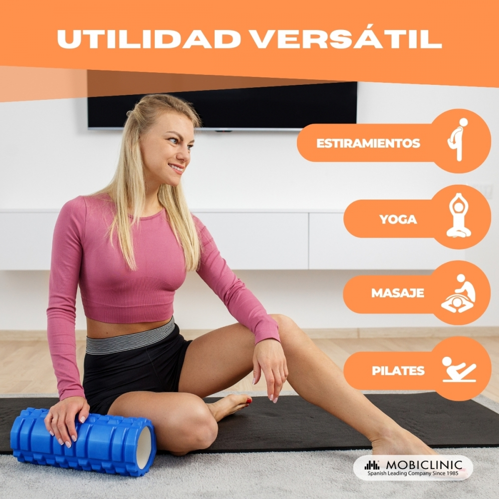 Una mujer se sienta en una esterilla con un rodillo de espuma azul.