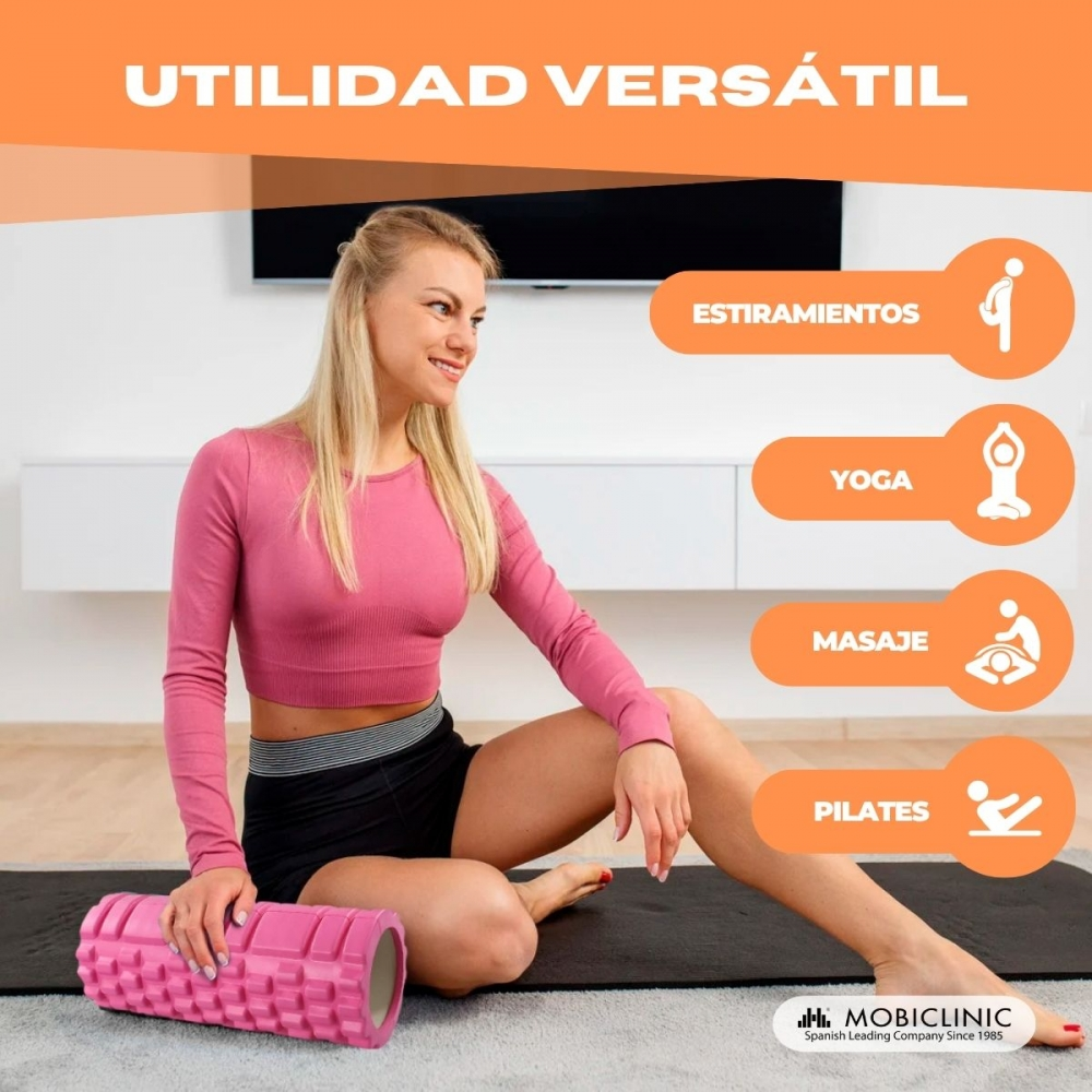 Una mujer sentada en una colchoneta con un rodillo de espuma rosa. Opciones: Estiramientos, Yoga, Masaje, Pilates.