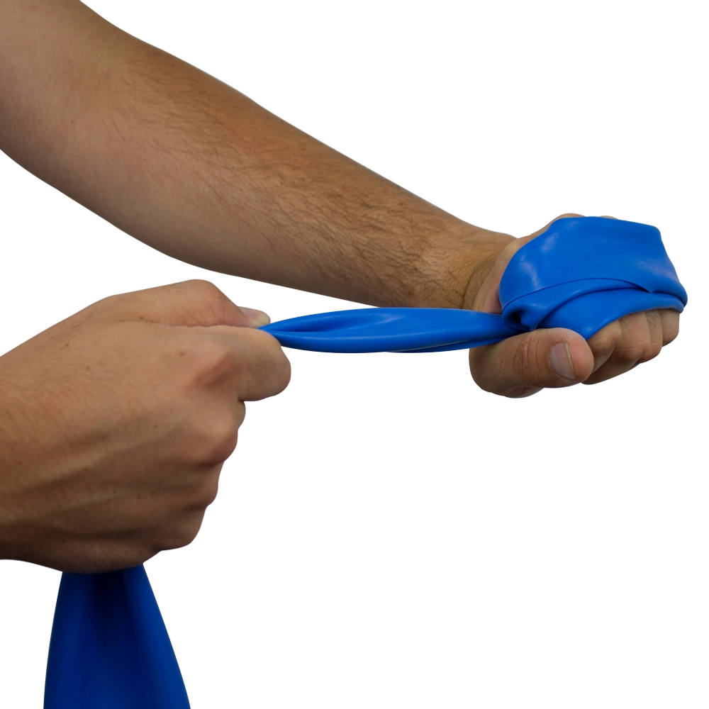 Una banda elástica azul es estirada por dos manos. Aislada sobre fondo blanco.