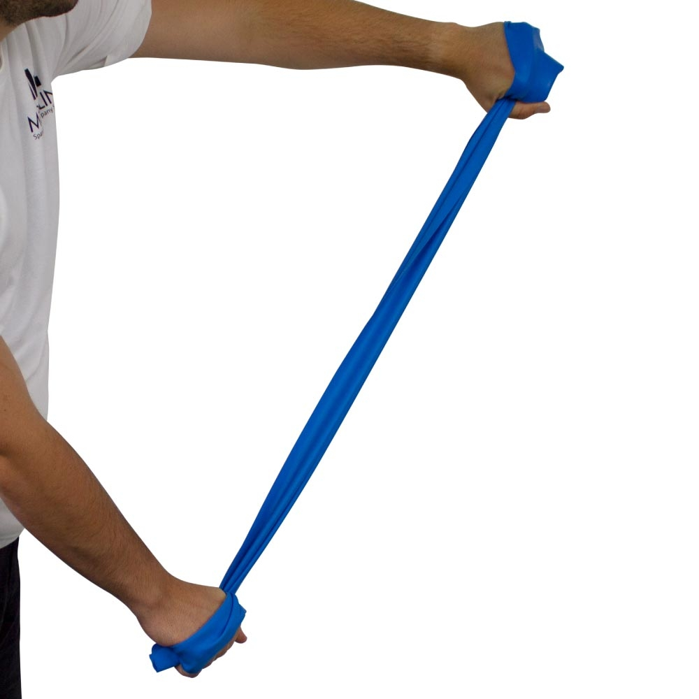 Una persona estira una banda elástica azul con ambas manos.