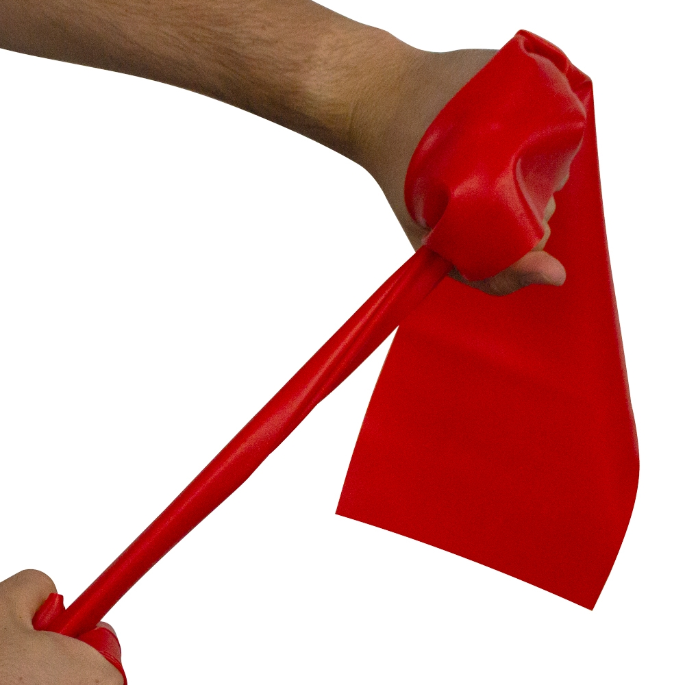 Una mano sostiene una banda elástica roja.
