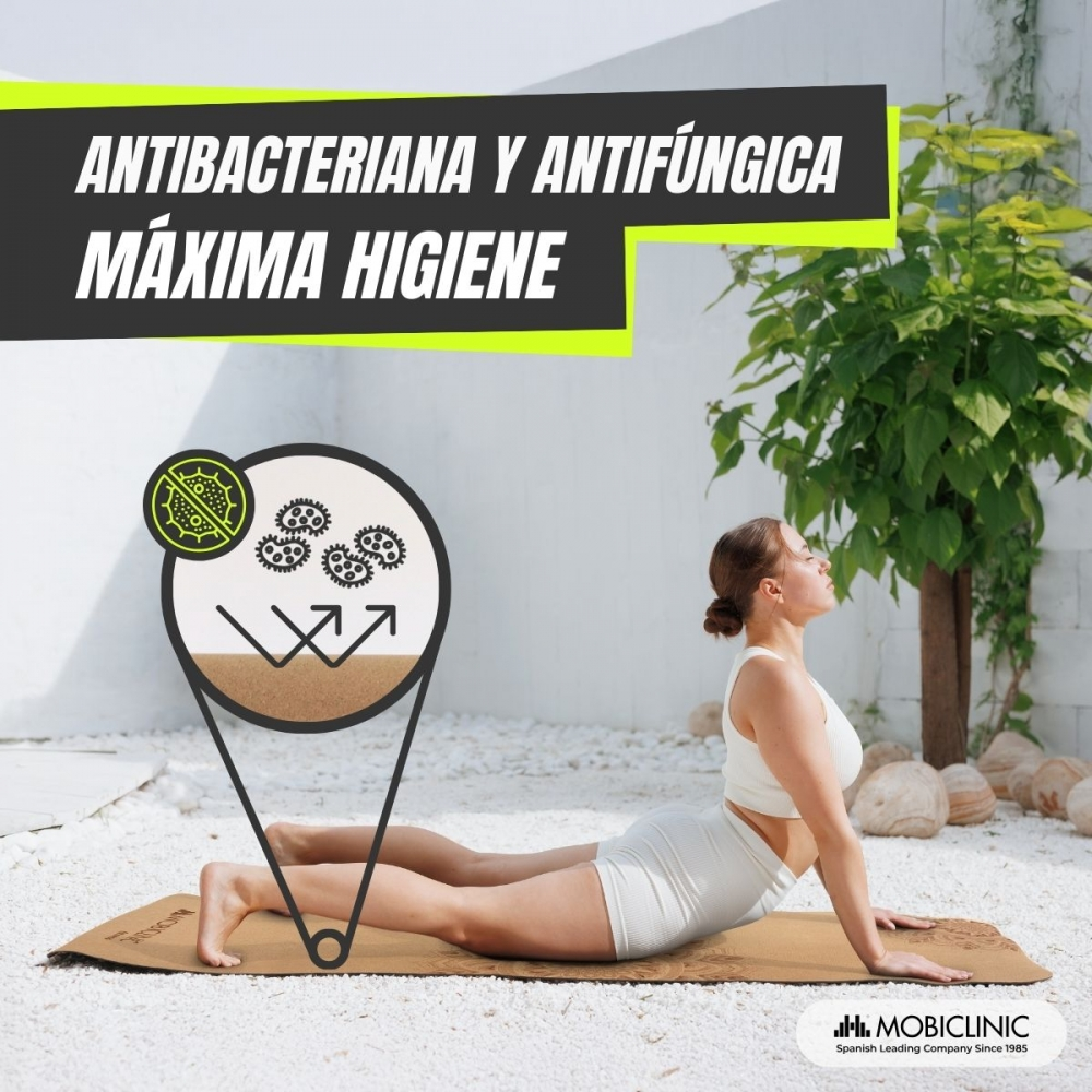 Mujer en pose de cobra sobre esterilla de yoga; antibacteriana y antifúngica