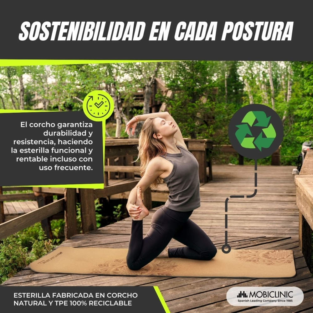 Una mujer hace yoga al aire libre sobre una esterilla de corcho.