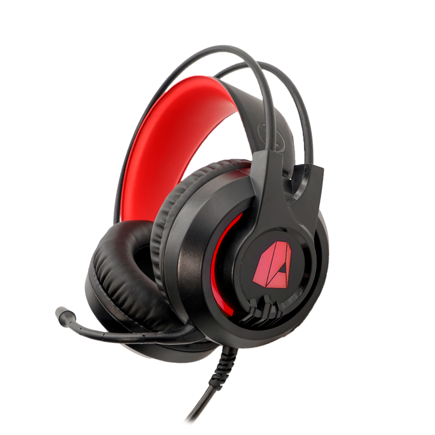 Auriculares negros con detalles rojos y micrófono sobre fondo negro.